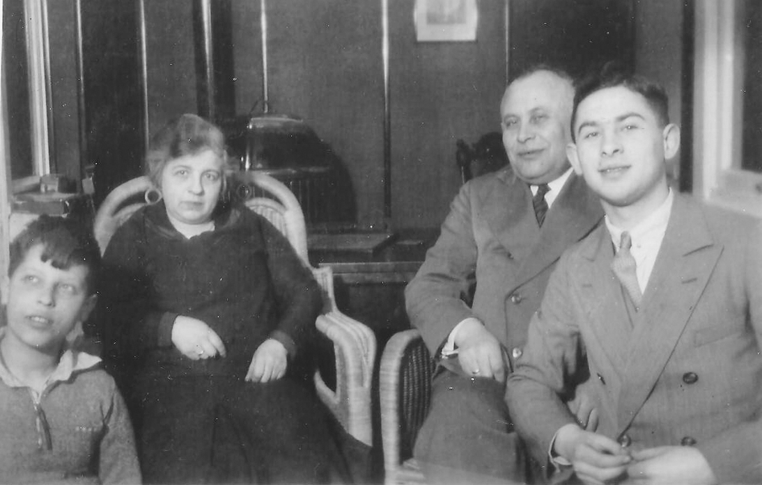 Kurt, Bertha, Leon und Alfred Sucher (von links), aufgenommen ca. 1938. Bertha Sucher, geb. Keyser, wurde 1885 in Kleve geboren. Sie wohnte zwischen 1898 und 1912 verschiedentlich in Velbert bei ihren Eltern. 1912 zog sie mit ihrem Mann zuerst nach Kleve, später nach Krefeld. Sie starb 1942 in Riga.