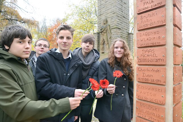 Schüler/innen der Europaschule gestalten wieder wie in 2012 (hier im Bild) und 2013 den Teil der Gedenkveranstaltung auf dem Internationalen und Jüdischen Friedhof am Rennweg mit. Zu erwähnen ist hier insbesondere ihre "Aktion Namensziegel", die an die ausländischen Opfer - Kriegsgefangene und Zwangsarbeiter - erinnert.