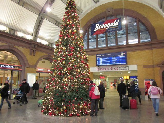 Weihnachtsbaum im Hauptbahnhof Erfurt