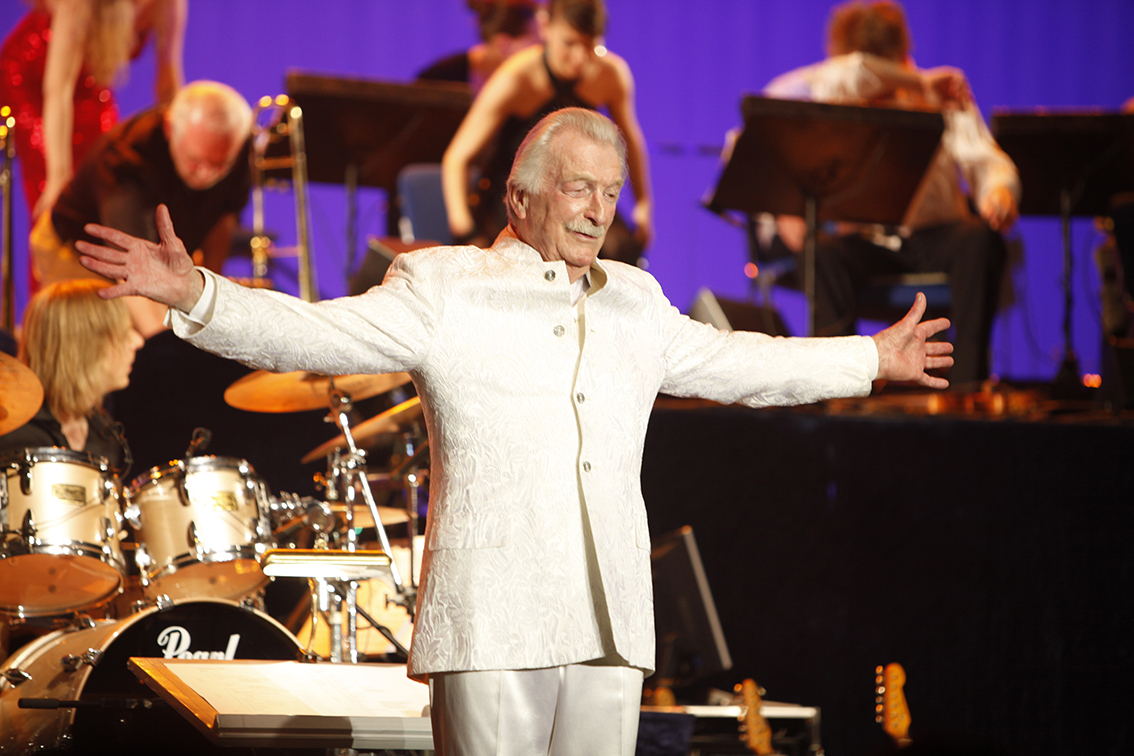James last in seinem Element: Die Abschiedstour unter dem Motto "Non Stop Music" führt den Bandleader auch zum Konzert in die König-Pilsener-Arena Oberhausen. Foto: Robert Freiberger