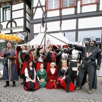 Rittersleute zeigen Outfits und Können im Umgang mit den Waffen auf dem Unnaer Marktplatz.