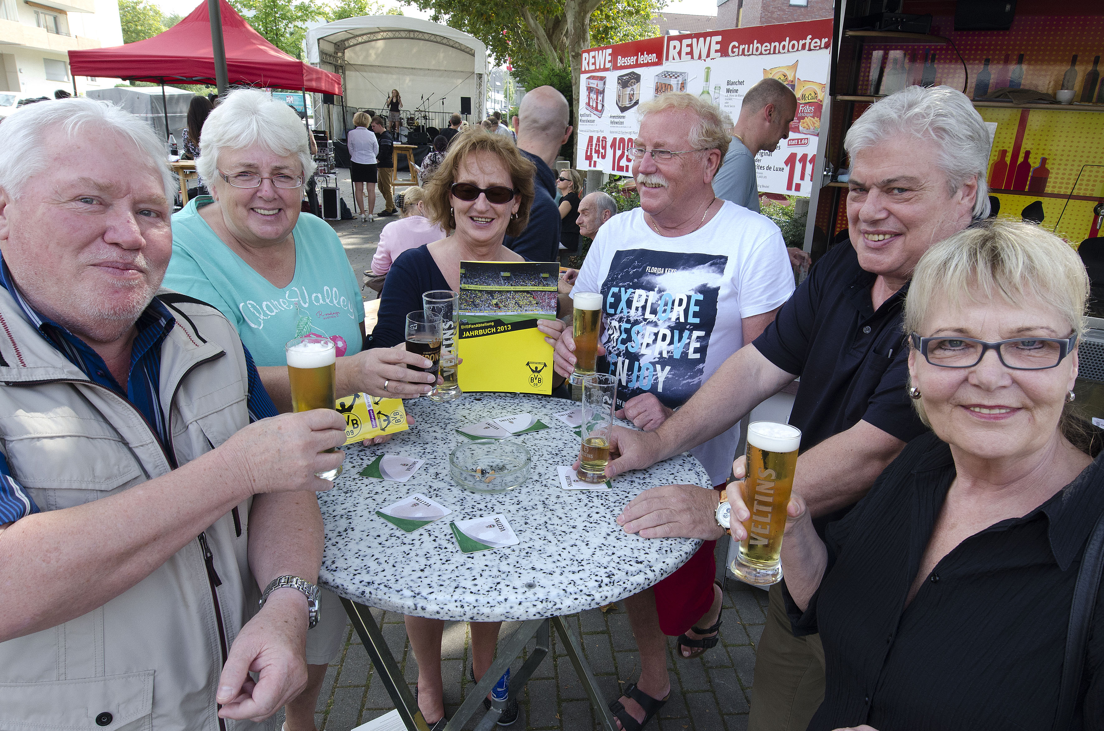 Zum harmonischen Miteinander gehört in Dortmund ein gepflegtes Pils einfach dazu. Hier bei der "Körner KleinKunst Kreuzung" im vergangen Jahr.