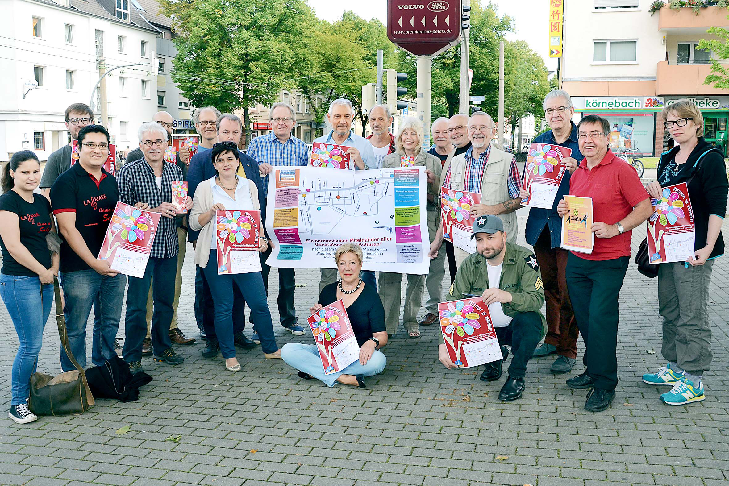 An der Ecke Körner Hellweg/Berliner Straße, genau dort, wo am 5. September von 13 bis 19 Uhr zur „Körner Kleinkunst Kreuzung“ eingeladen wird, stellten die beteiligten Organisatoren unter Regie des Stadtbezirksmarketings Innenstadt-Ost unter Federführung von Heinz-Dieter Düdder (2.v.r.) und Bezirksbürgermeister Udo Dammer (7.v.l.) das Programm des mittlerweile schon siebten stadtteilübergreifenden Nachbarschaftsfests „Oststadt in Harmonie“ vor.