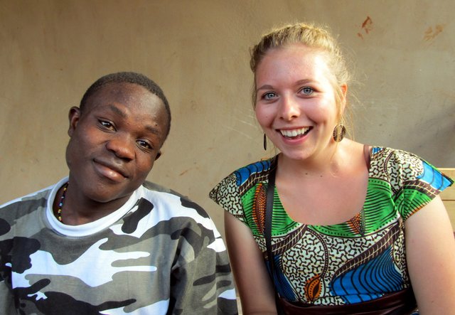 Ein Jahr in Kamerun: Clara arbeitete in einer Einrichtung für junge Menschen mit Behinderung. Amadou zeigte ihr seine Heimatstadt Foumban.