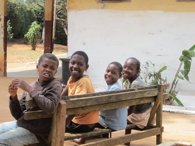 Mittagspause in Baham. Gleich gibt’s Essen, dann geht der Schulunterricht weiter. Kinder, Jugendliche und Erwachsene mit Behinderung leben in der Einrichtung in den Bergen von Kamerun.