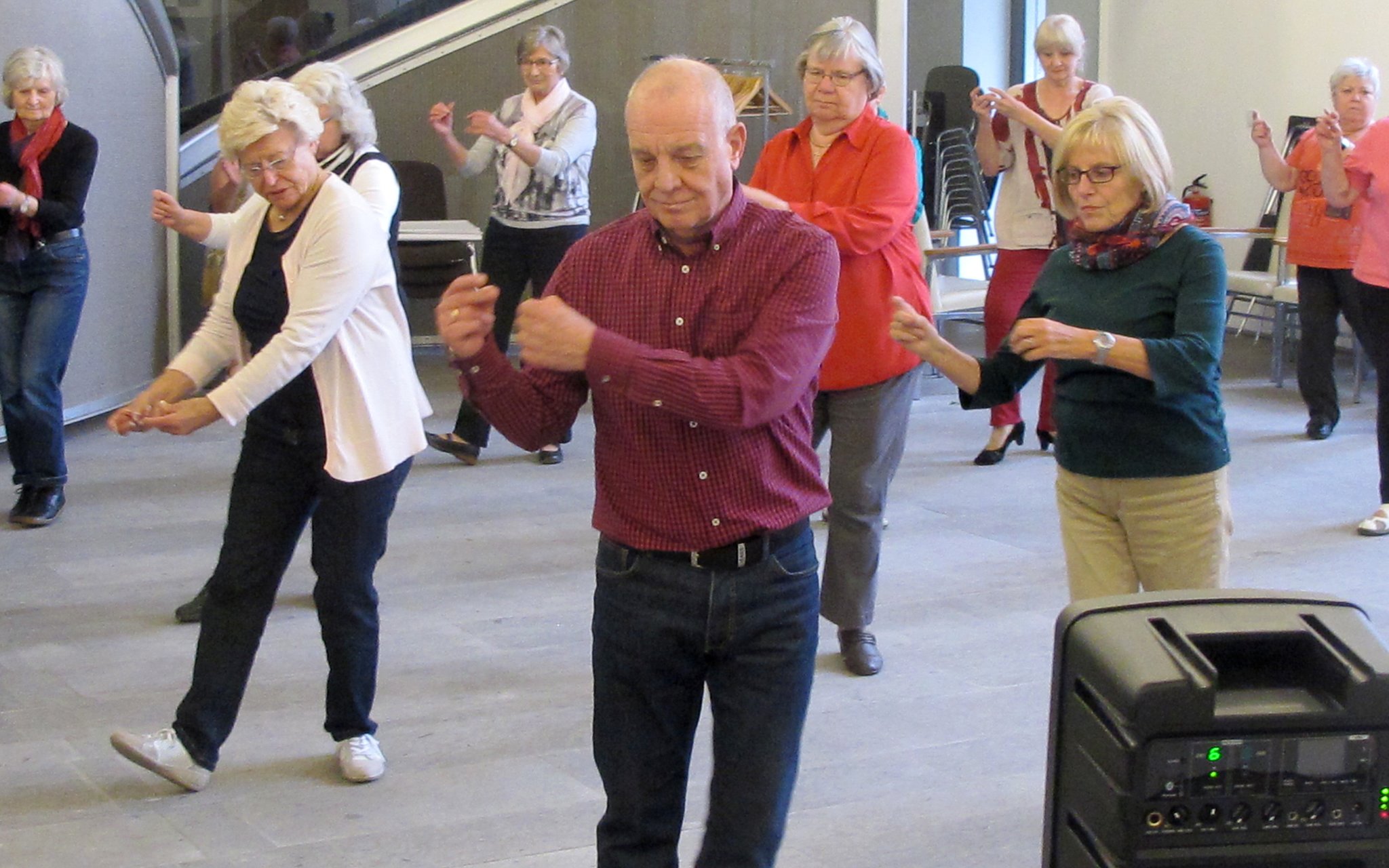 Stolze Senioren tanzen beim Flashmob in der Bochumer Innenstadt