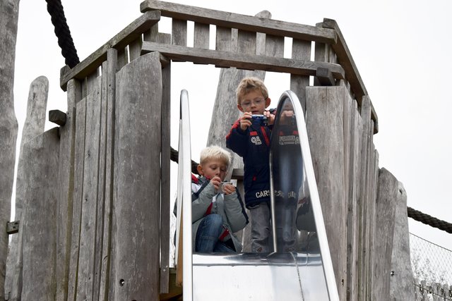 Luca (links) und Kilian fotografieren eine Rutsche im Freizeitpark Höferstraße von oben.