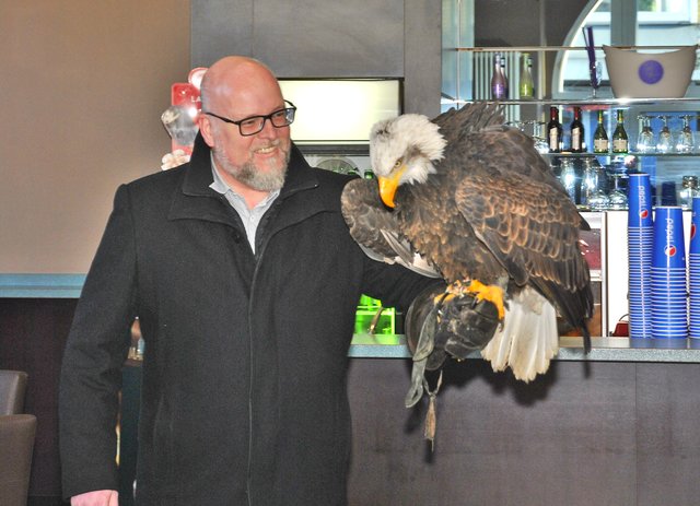 Auch Redakteur Olaf Hellenkamp versuchte sich als Falkner. | Foto: David Fröhlich