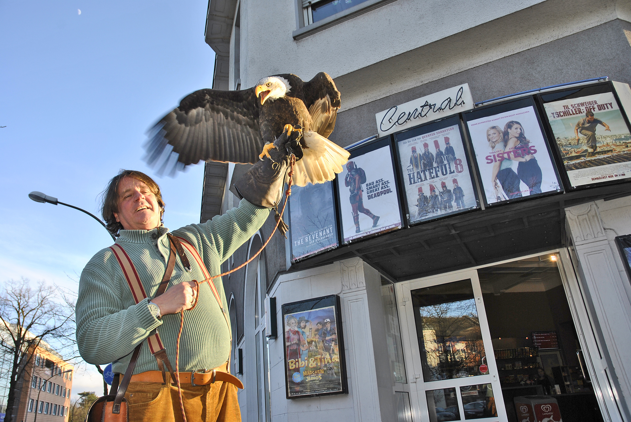 Falkner Pierre Schmidt war mit seinem Weißkopfseeadler „Alaska“ zu Gast im Central-Kino, um für seinen neuen Dokumentationsfilm zu werben.