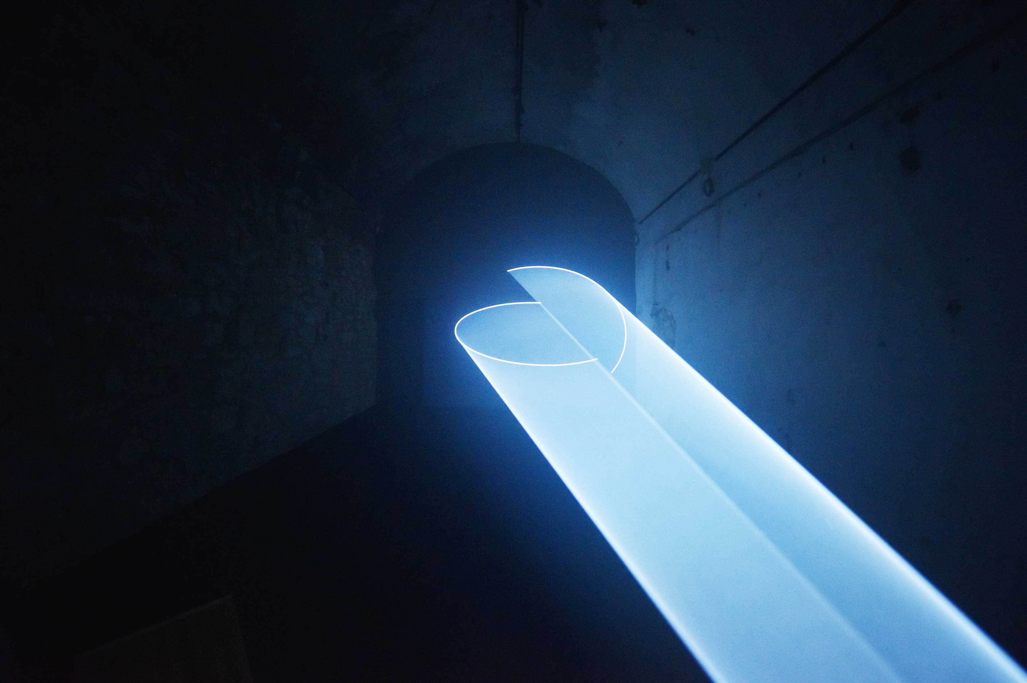 Lichtkunst des Künstlers Anthony McCall: Meeting You Halfway II (2009).