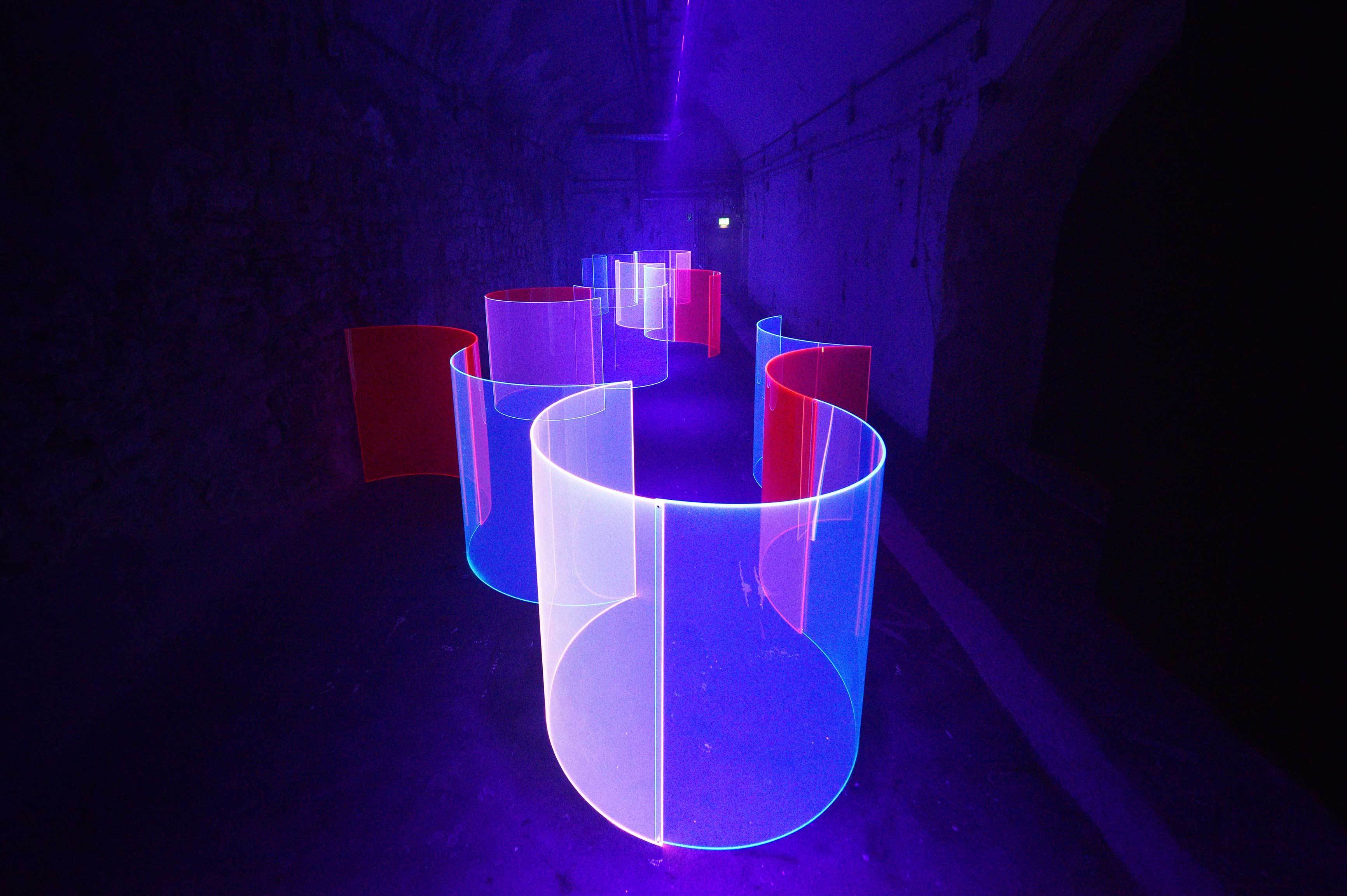 Lichtkunst der Künstlerin Regine Schumann: Connect Back to Back (2012/2014).