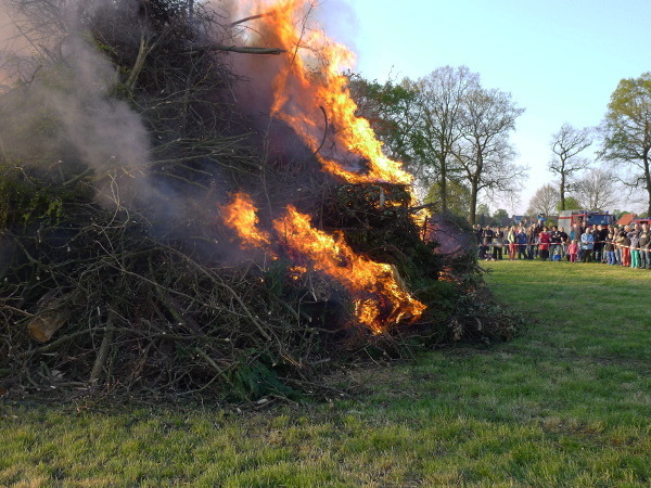 Das Osterfeuer in Rhade vom vergangenen Jahr.