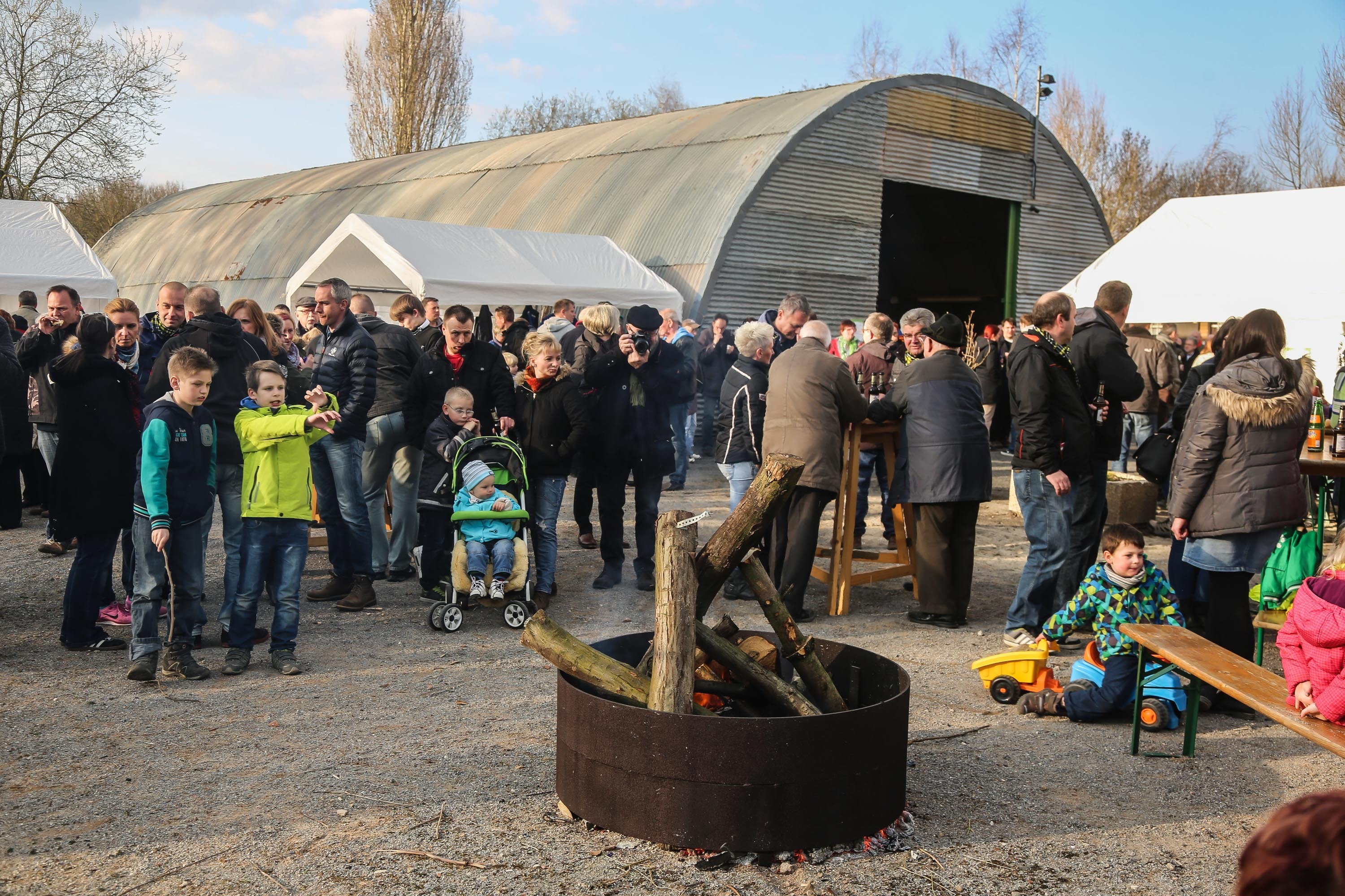 Bereits zum 21. Male laden die Oldtimerfreunde Kurl/Husen am Ostersonntag (27.) ab 17 Uhr zum Osterfeuer ein. Wie schon in 2015 wird das gemäß der städtischen Auflagen verkleinerte Feuer bei Dunkelheit wieder auf dem Vereinsgelände an der Husener Straße 30 entzündet.