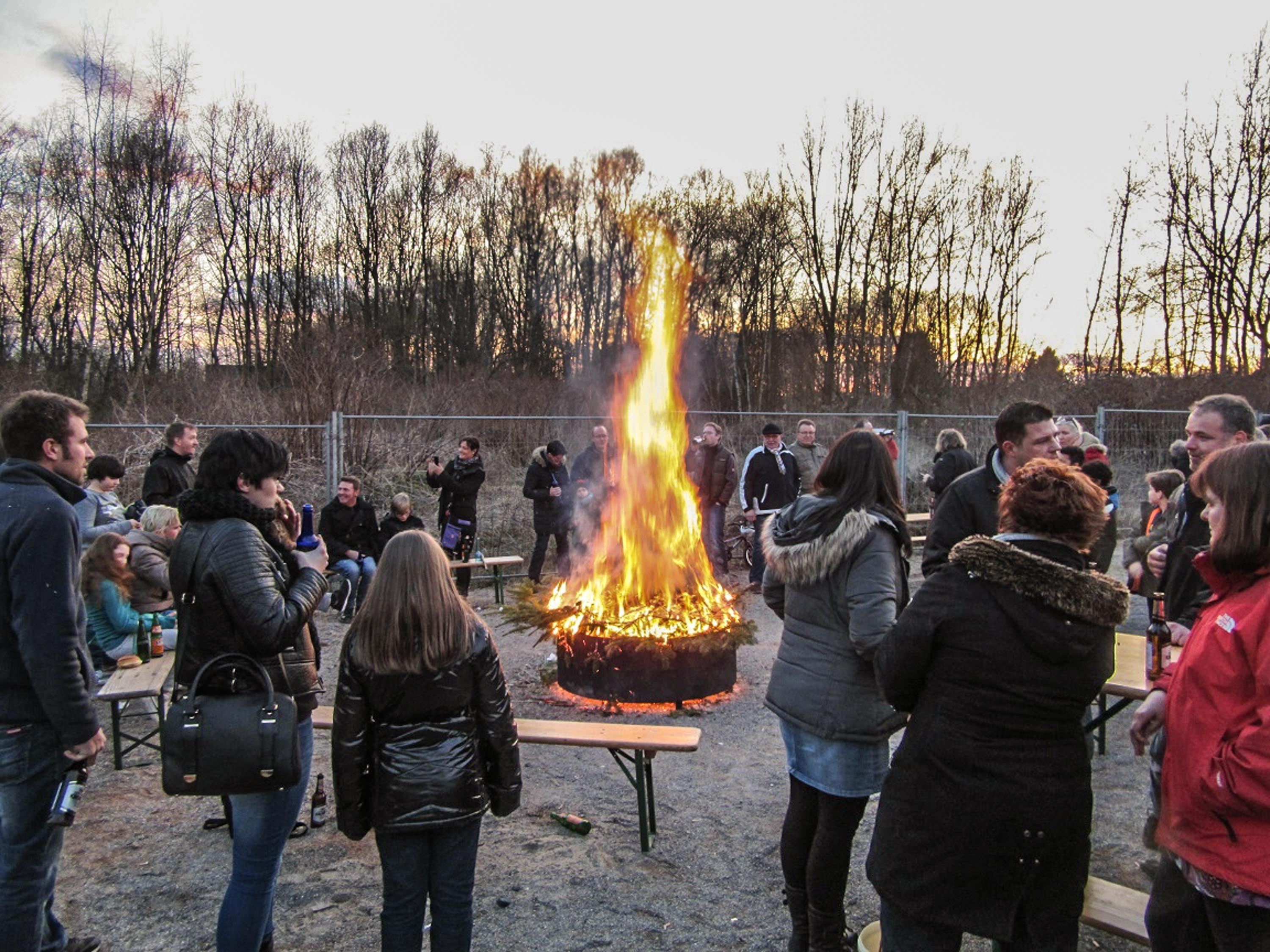 Auch ein kleines Osterfeuer kann Spaß machen. Das beweisen die Oldtimer-Freunde Kurl/Husen nicht zum ersten Mal.