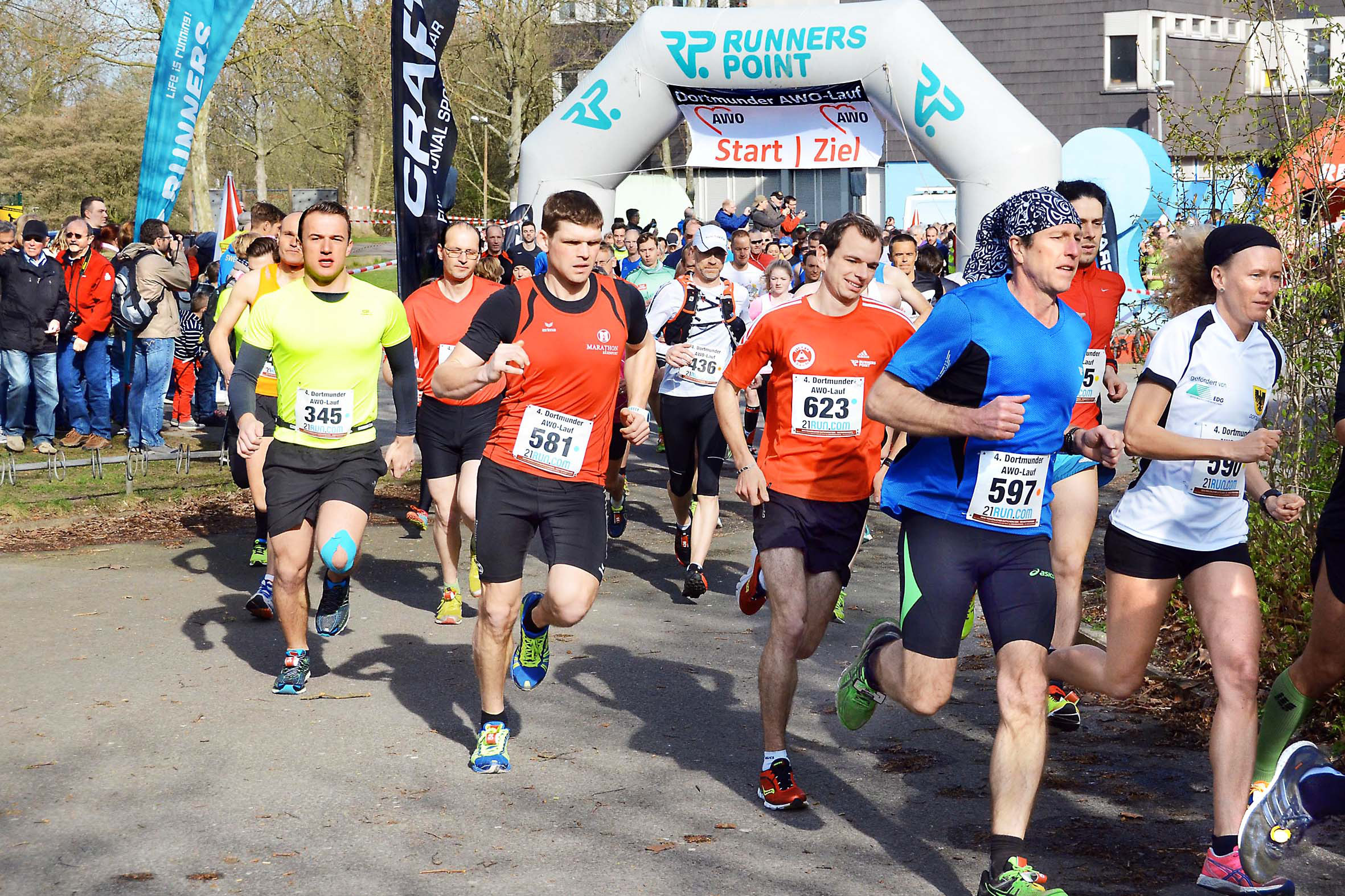 Über einen Teilnehmer-Rekord beim 4. Dortmunder AWO-Lauf 2015 – insgesamt 583 Läufer/innen bzw. (Nordic) Walker/innen konnten im Ziel am Asselner Schulzentrum begrüßten werden – durfte sich der AWO-Lauftreff Asseln/Husen/Kurl als Ausrichter vor einem Jahr freuen. Hier am Grüningsweg gehen Läufer und Walker auch in diesem Jahr am Sonntag, 3. April, auf die Strecken.