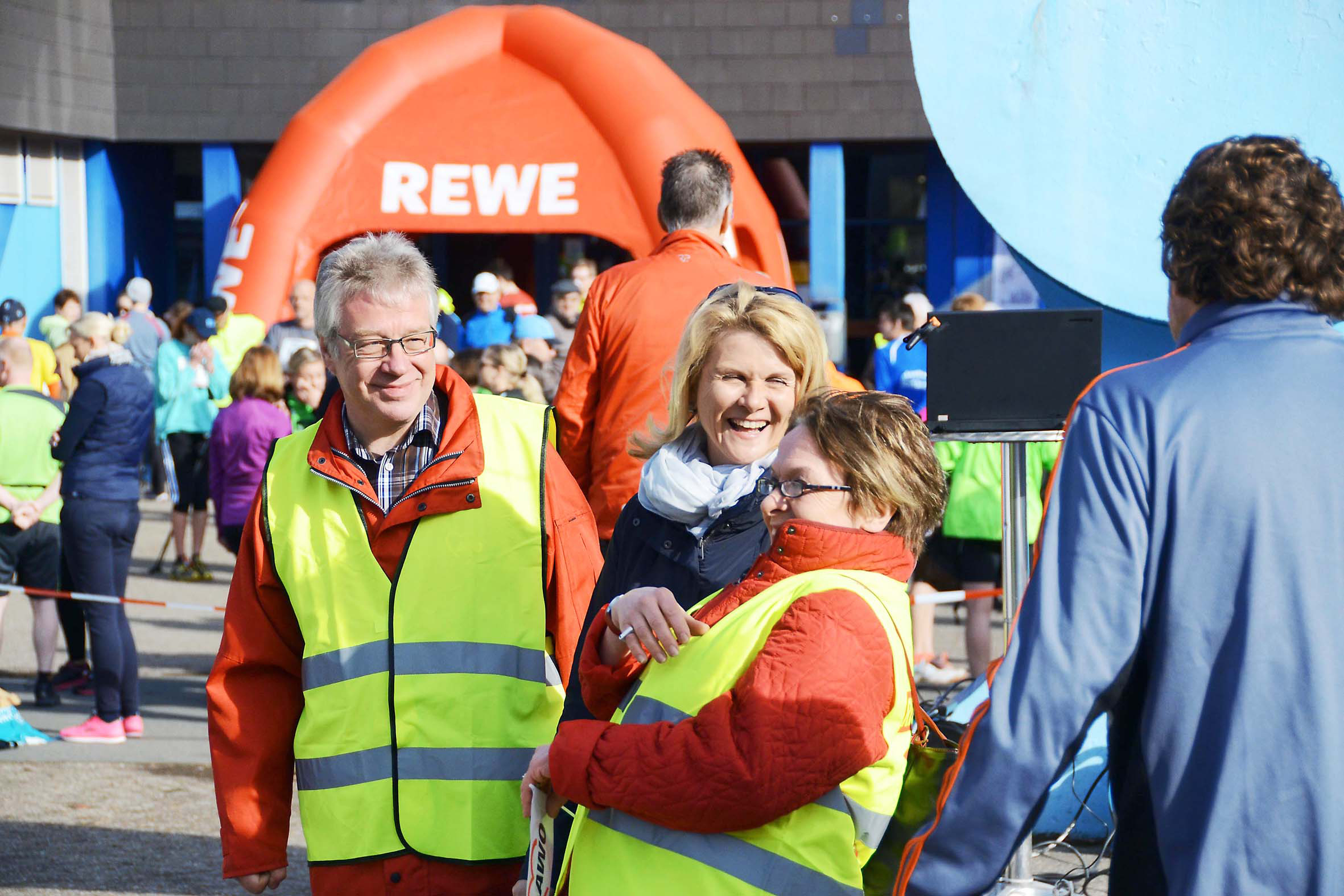 Organisator Norbert Roggenbach (l.) im Vorjahr neben zwei SPD-Parlamentarierinnen: Schirmherrin und Bundestagsabgeordnete Sabine Poschmann, die auch jetzt wieder den Startschuss gibt, sowie Landtagsabgeordnete Nadja Lüder (vorne).