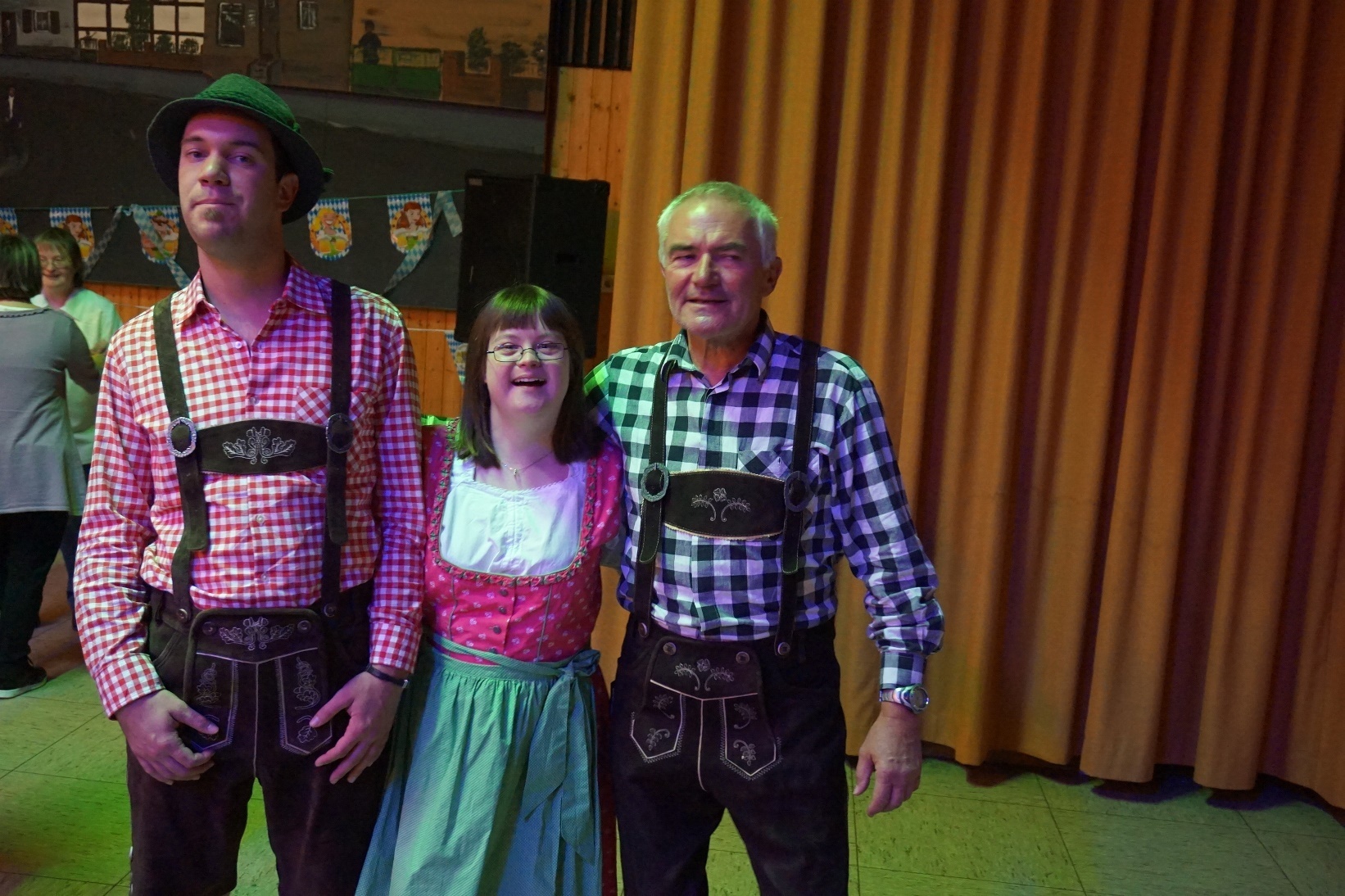 Oktoberfest des Fördervereins, organisiert von den Beisitzern Sabine und Bernd Kaumanns. Von links: Alexander Fleckenstein, Steffi Wiegel, Dr. Theo Fleckenstein.
