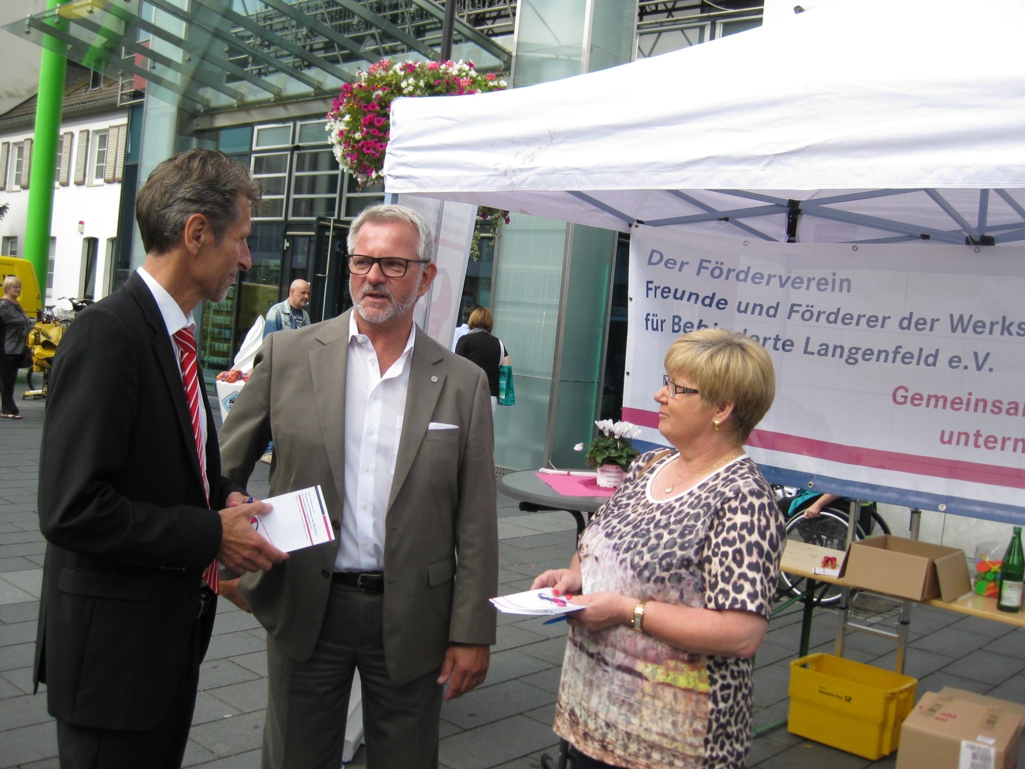 Der Förderverein präsentiert sich auf dem Langenfelder Wochenmarkt. Von Links: 1. Vorsitzender Stefan Noack, WFB-Geschäftsführer Klaus Przybilla, Beisitzerin Marita Schneider.