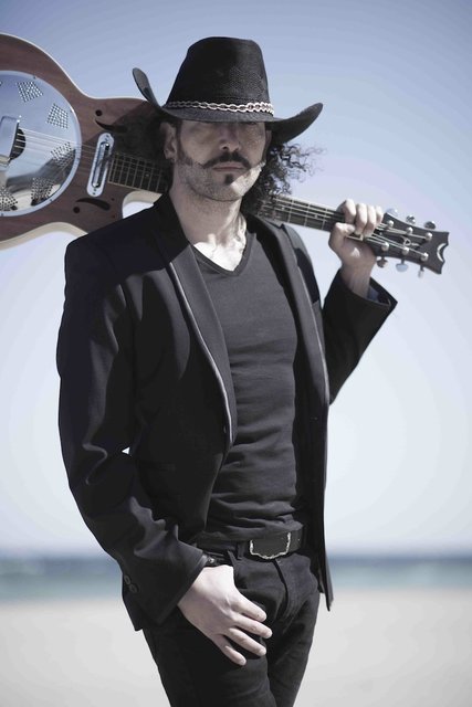 Daniel Puente Encina mit Resonator-Gitarre