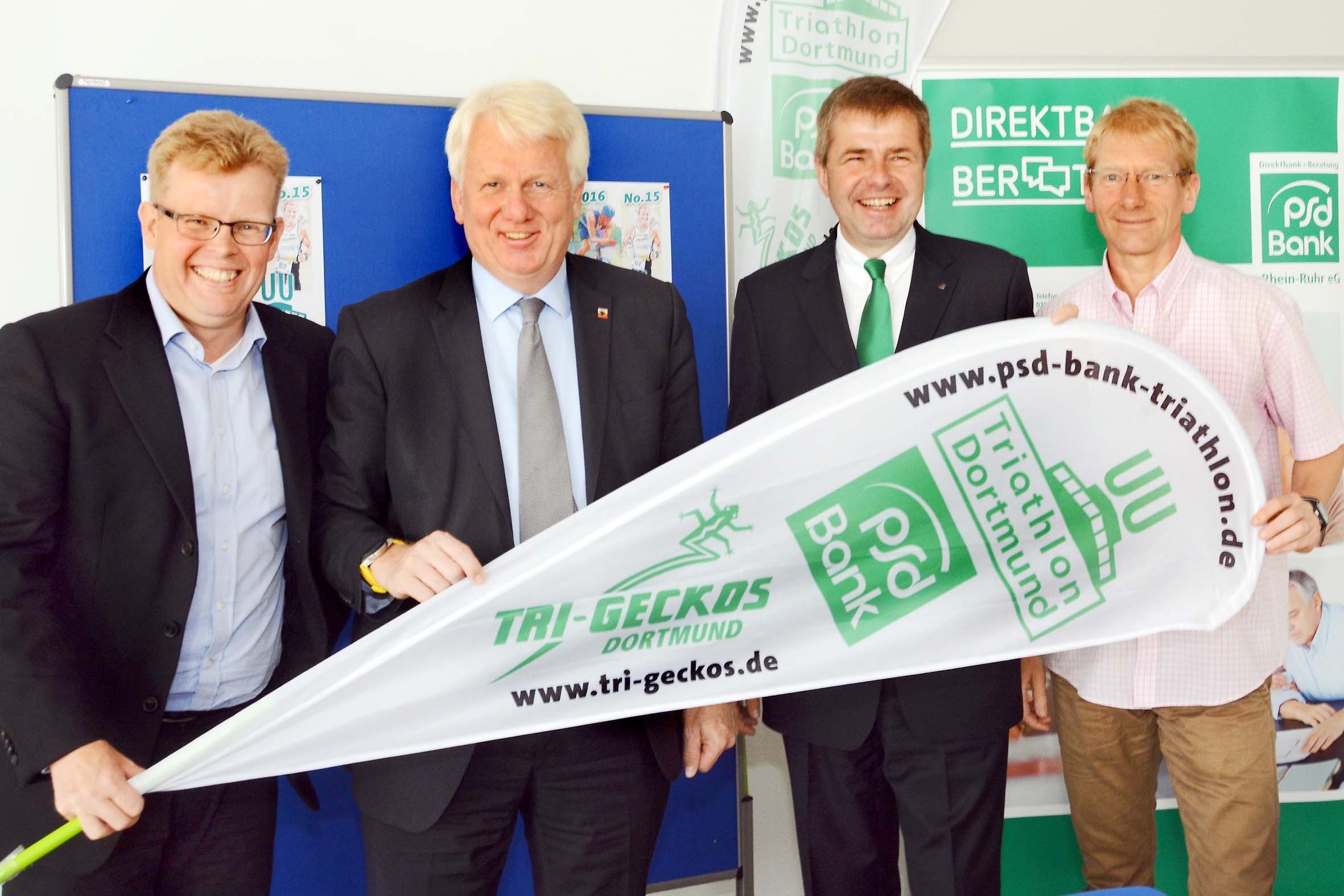 Tri-Gecko-Vorsitzender Martin Gähner, Dortmunds Oberbürgermeister Ullrich Sierau als Schirmherr, PSD-Bank-Vorstand August-Wilhelm Albert und Tri-Gecko-Geschäftsführer und Organisationsleiter Udo Antoniewicz stellten im Hause des Sponsors Neuerungen und Planungen rund um den PSD-Bank Triathlon Dortmund vor.