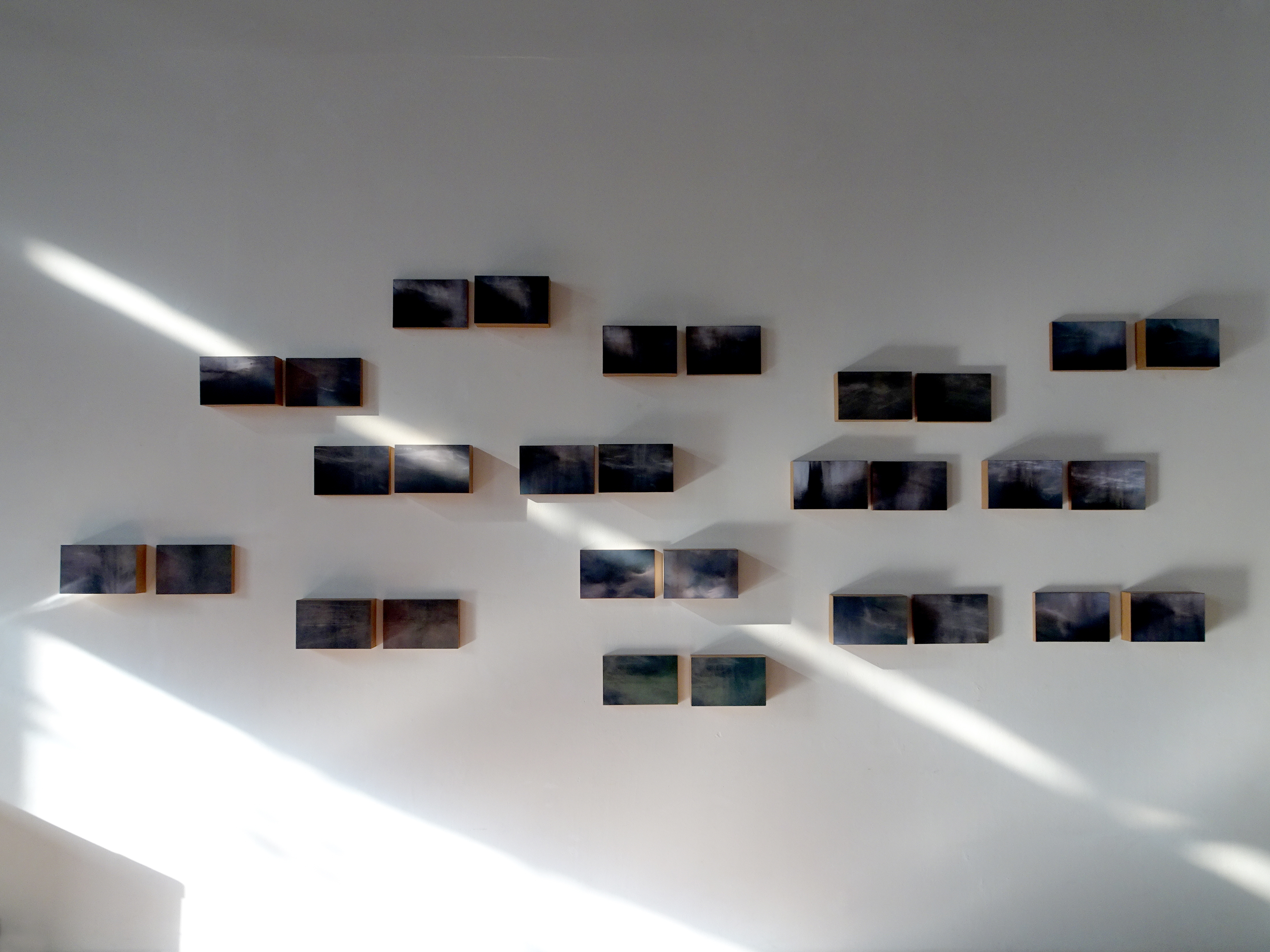 CHRISTIAN PAULSEN, PASS BOXES
Digitale Fotoprints und Pastell auf Fine-Art-Papier auf Pappboxen, Wandinstallation Abb. (Detail) Unikat, 2016