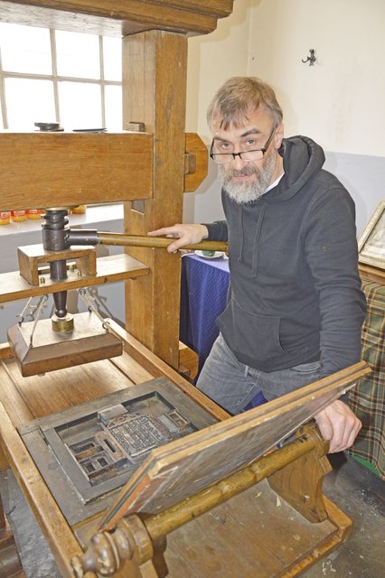 Diese und eine weitere Druckermaschine sowie einige Satztische brachte Hans Josef Altmann mit in die Räume an der Mühlenstraße 10 in Langenberg.