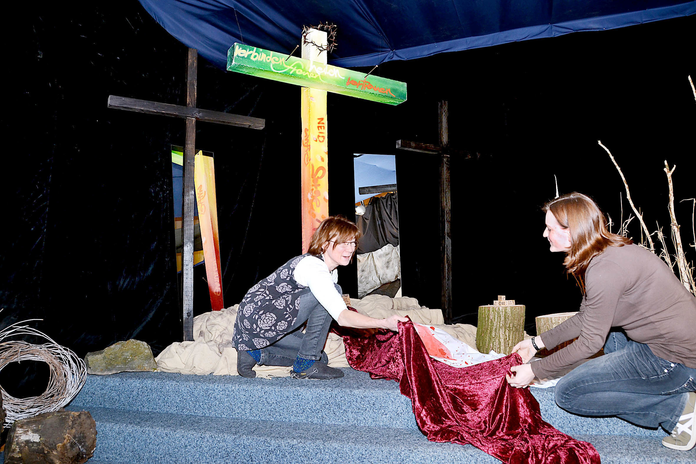 Archivfoto 07.03.2013, Aufbau des Ostergartens der FeG Körne, Hille Herrmann und Josefine Prinz
