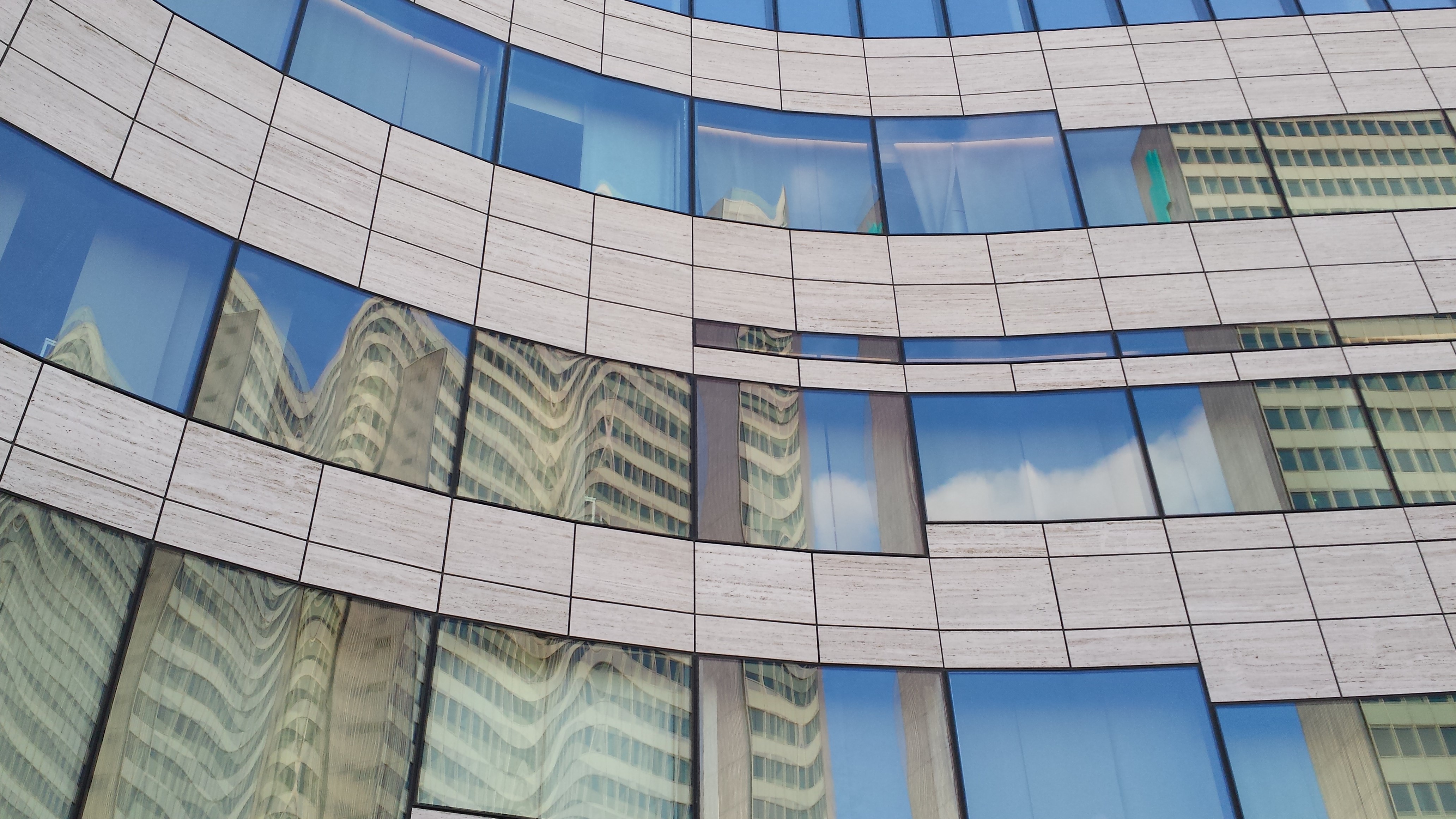 Spiegelungen - Dreischeibenhaus und Kö-Bogen