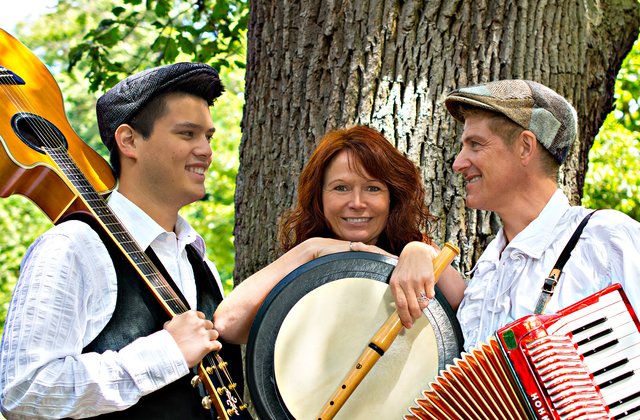 Die Live-Band Woodwind & Steel mit dem jungen Gitarrenvirtuosen Alex Vallon, der Soloflötistin Ann O’Casey und Ed O’Casey.