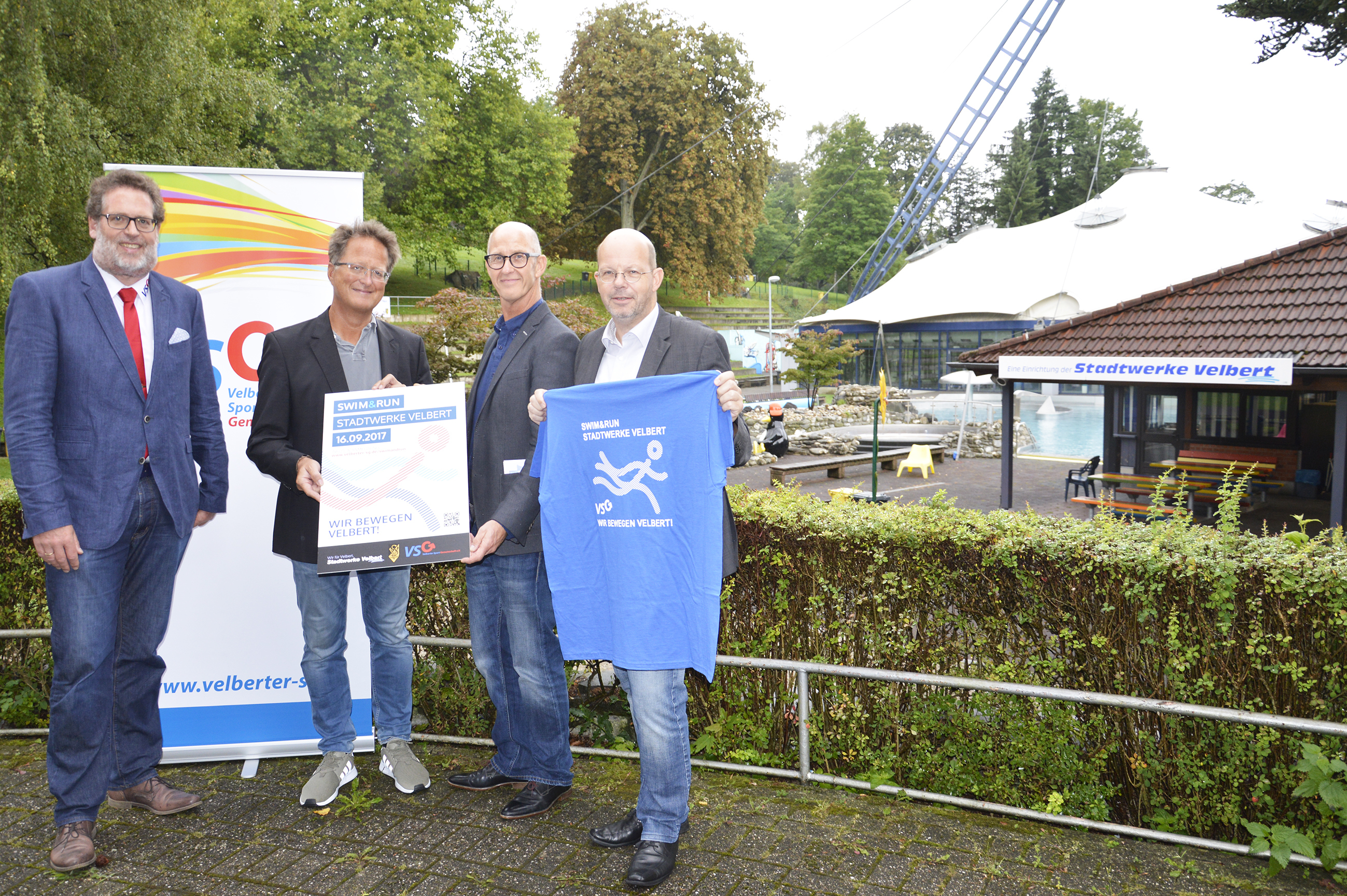 Die Veranstalter hoffen auf eine rege Teilnahme der Bürger am Jedermann-Wettbewerb "Swim & Run": Holger Kocherscheidt (von links), erster Vorsitzender der Velberter Sportgemeinschaft (VSG), der Marketing- und Vertriebsleiter der Stadtwerke Velbert, Bert Gruber, der Abteilungsleiter Bäder, Norbert Noll sowie Axel Spitzer, Geschäftsführer der VSG.