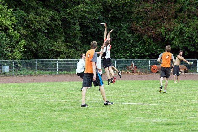 "Luftkampf" beim Ultimate. Körperkontakt kann indes grundsätzlich als Foul gewertet werden, sofern dieser Einfluss aufs Spielgeschehen hat.