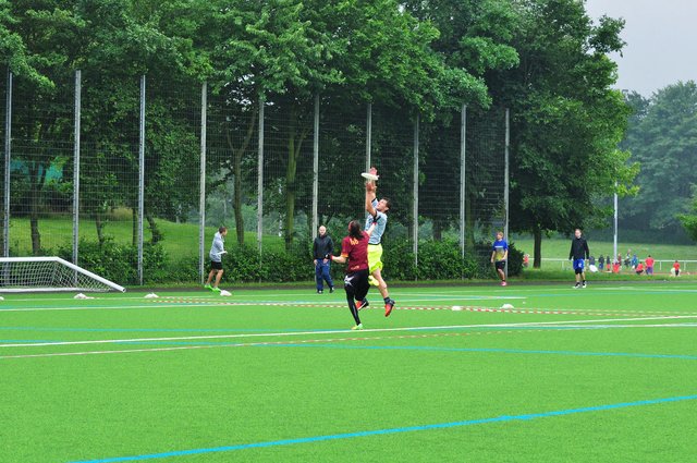 Gespielt wird in Dortmund auf dem Rasen des Mende-Sportplatzes. Hier ein Fang beim Ultimate.