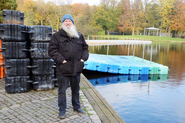 Bald beginnt der Lichterweihnachtsmarkt: Medienbetreuer Wolfgang Fuck präsentiert am See den Aufbau der Pontonbrücke. | Foto: Schmitz