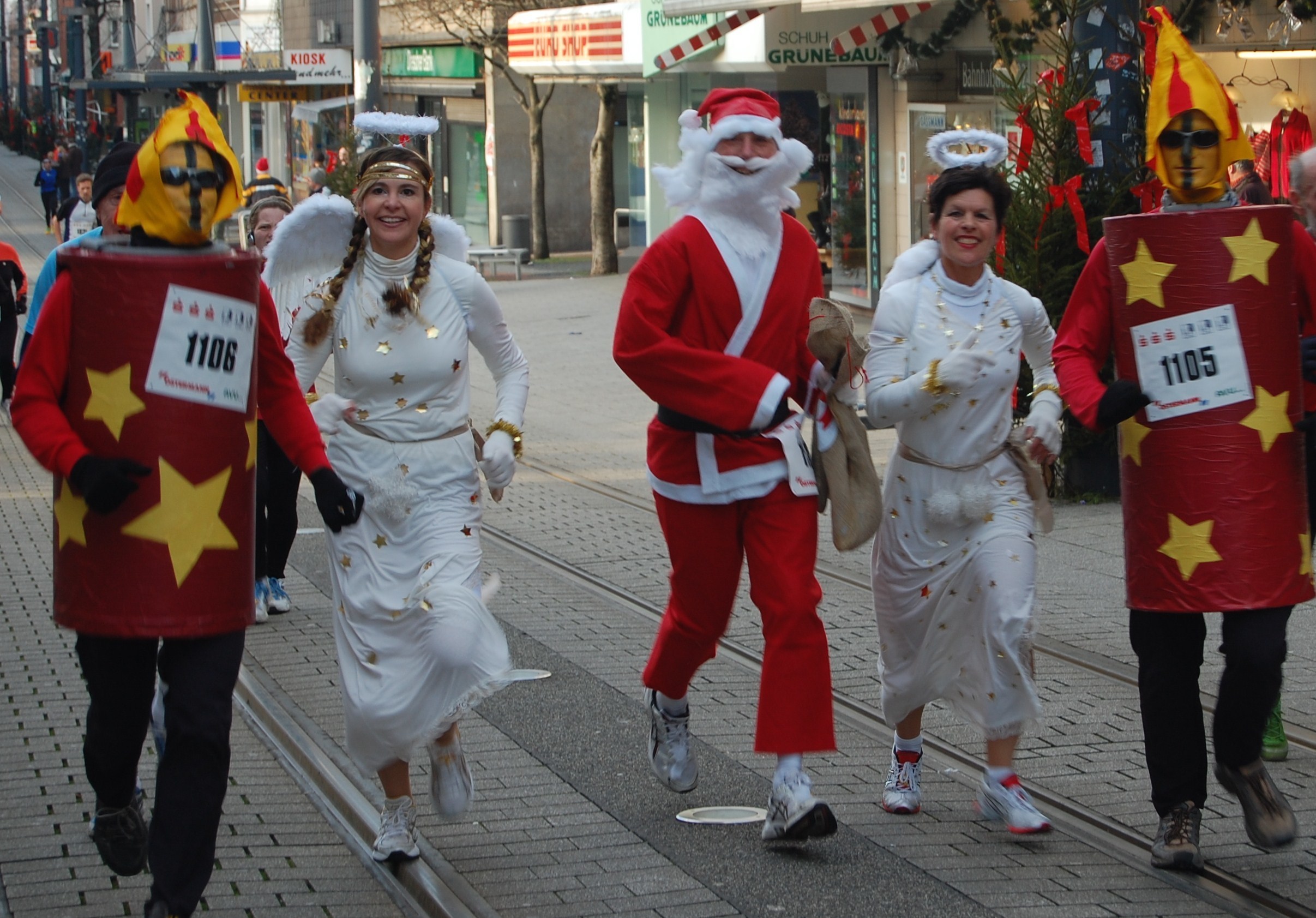 Viele Läufer gehen weihnachtlich kostümiert ins Rennen. Foto: PVT