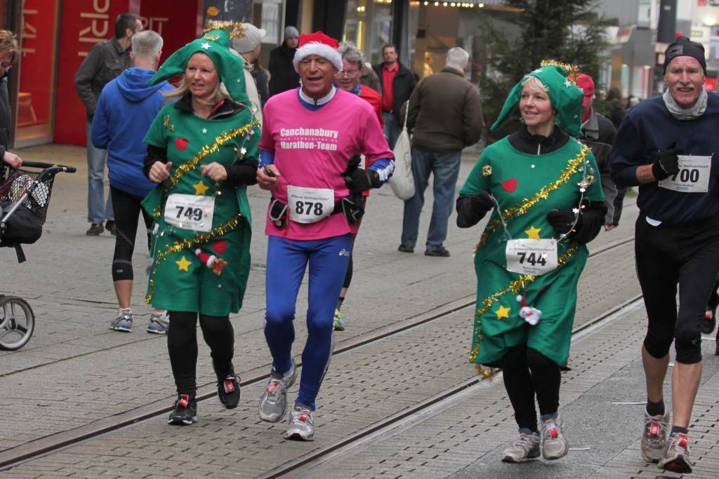 Viele Läufer gehen weihnachtlich kostümiert ins Rennen. Foto: PVT