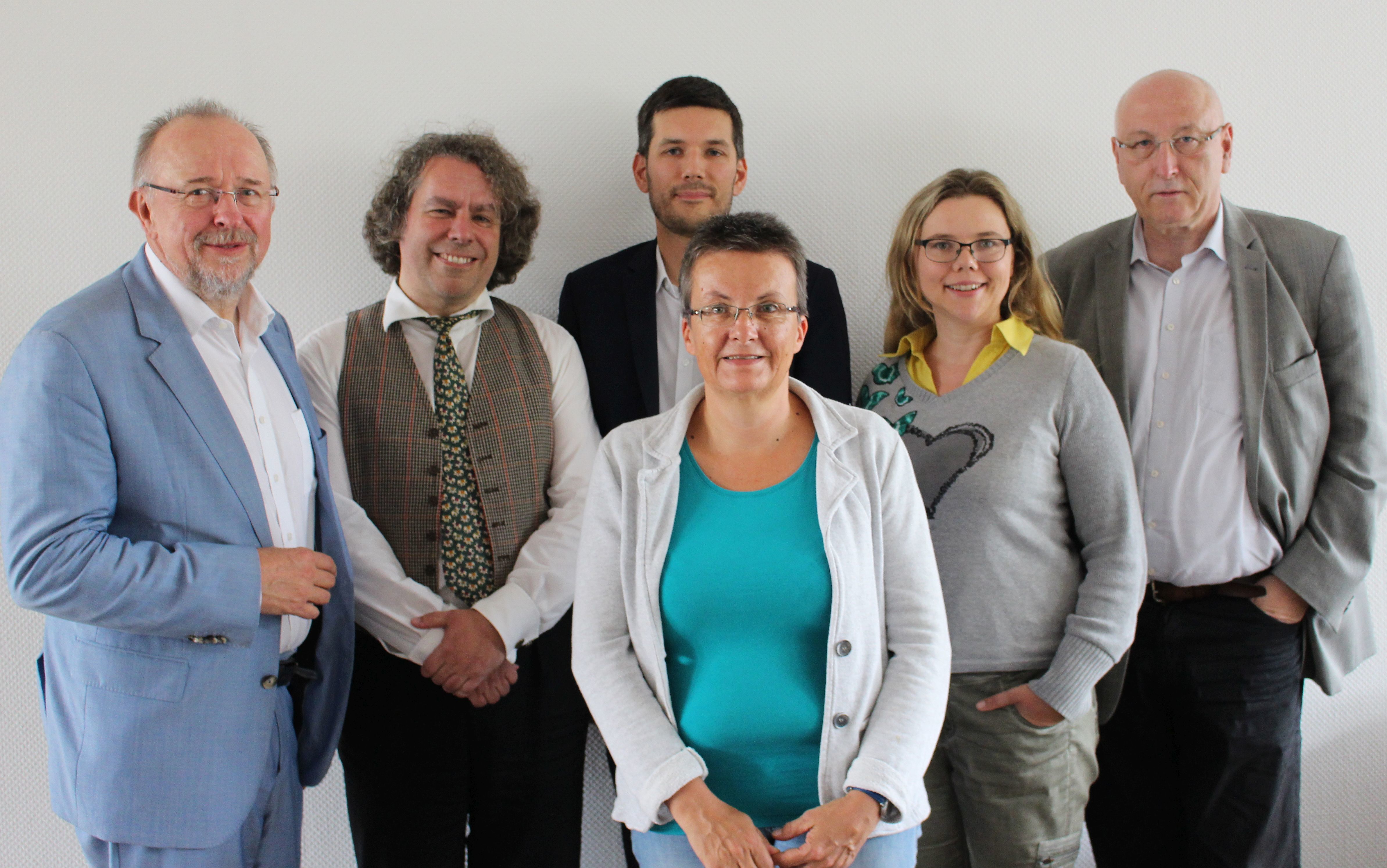 Bild: Thea Struchtemeier; Referenten beim 5. Bochumer Disput (vlnr) Axel Schäfer (Bundestagsmitglied SPD), Alexander Sedlmaier (Moderation; ISB), Jan Hansen (Historiker, HU Berlin), davor Kathrin Vogler (Bundestagsmitglied Die Linke),Sabrina Zajak (ISB) sowie Klaus Beck (Bundesvorstandssekretär DGB)