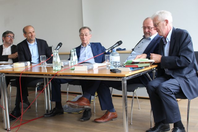 Franz Müntefering stellt das neue Buch von Willy Buschak zur