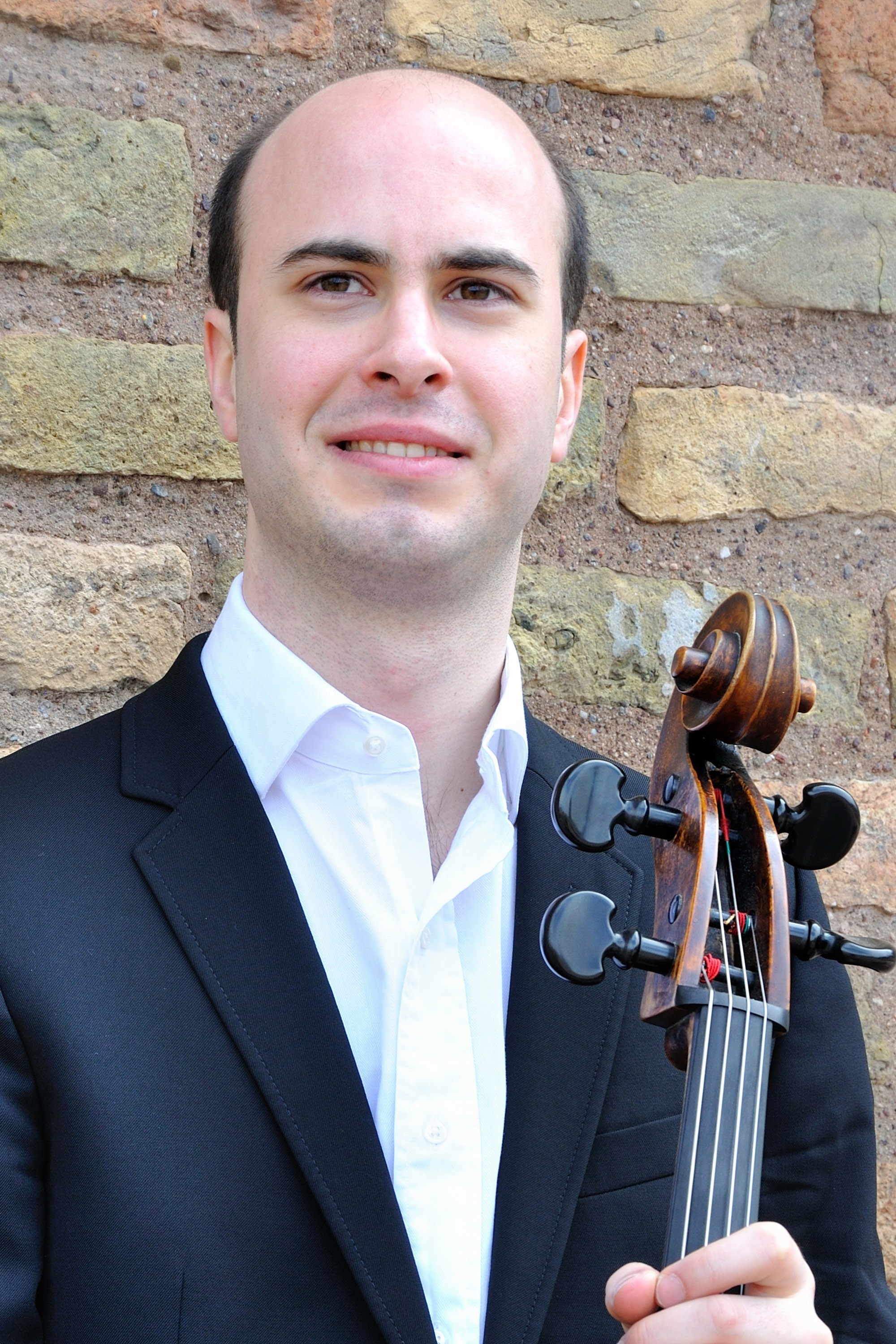 Cellist Alexandre Vay rundet das Trio beim Sommerkonzert ab.