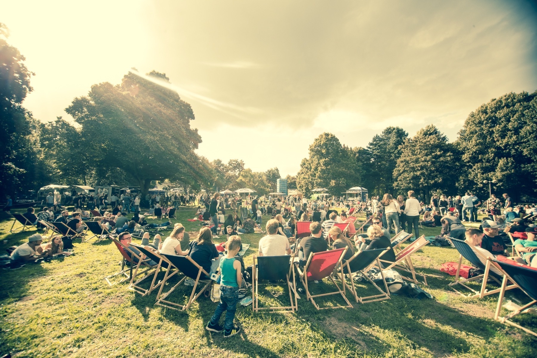 Auf der Wiese an den Westfalenhallen legen gleich drei DJs von 14 bis 22 Uhr auf.