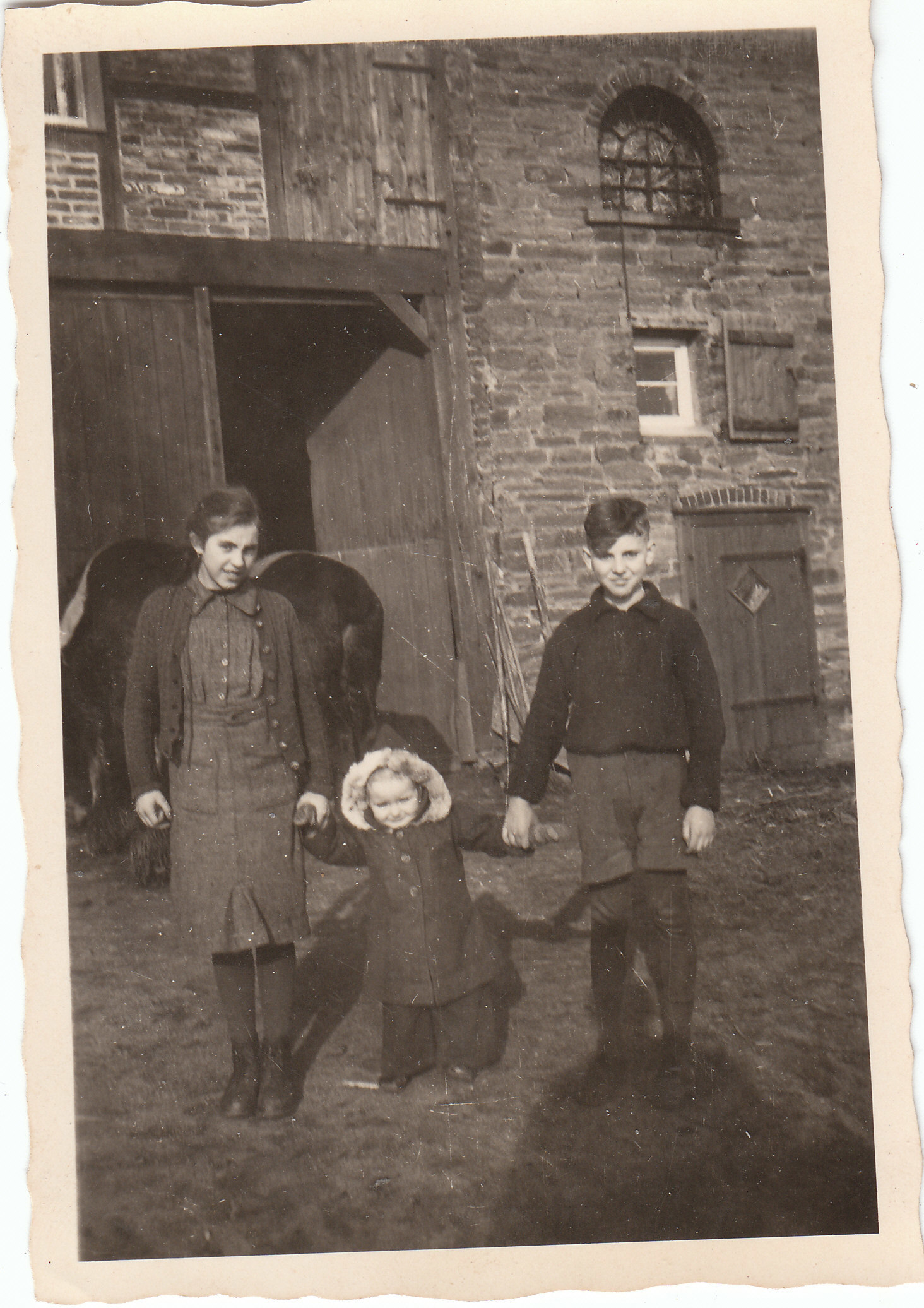 vor dem Haus mit meinen Geschwistern .- das Haus der Fam. Kemper … heute natürlich in einem anderen Zustand