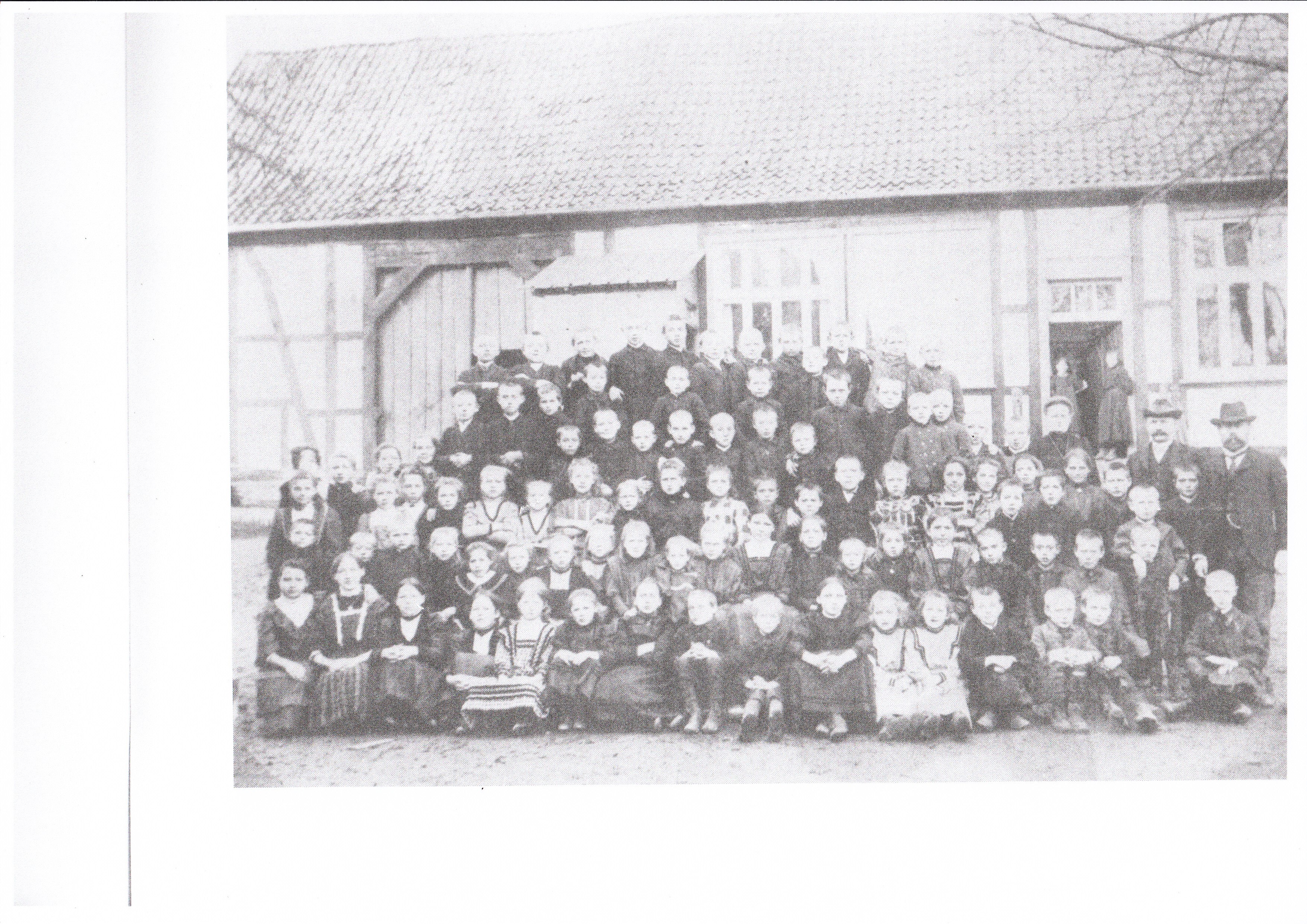 ein altes Foto von der Schule auf dem Tummelplatz . Zur Verfügung gestellt . Links der Schule war eine Scheune