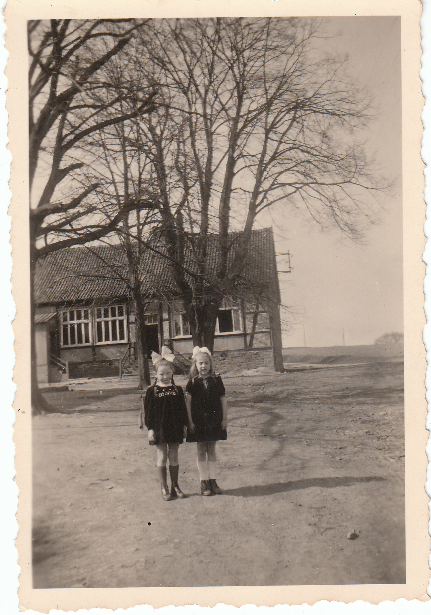 meine Einschulung 1946 . Im Hintergrund die Volksschule. Links die Tochter von Lehrer Grüne der links ( nicht zu sehen ) im Lehrerhaus wohnte