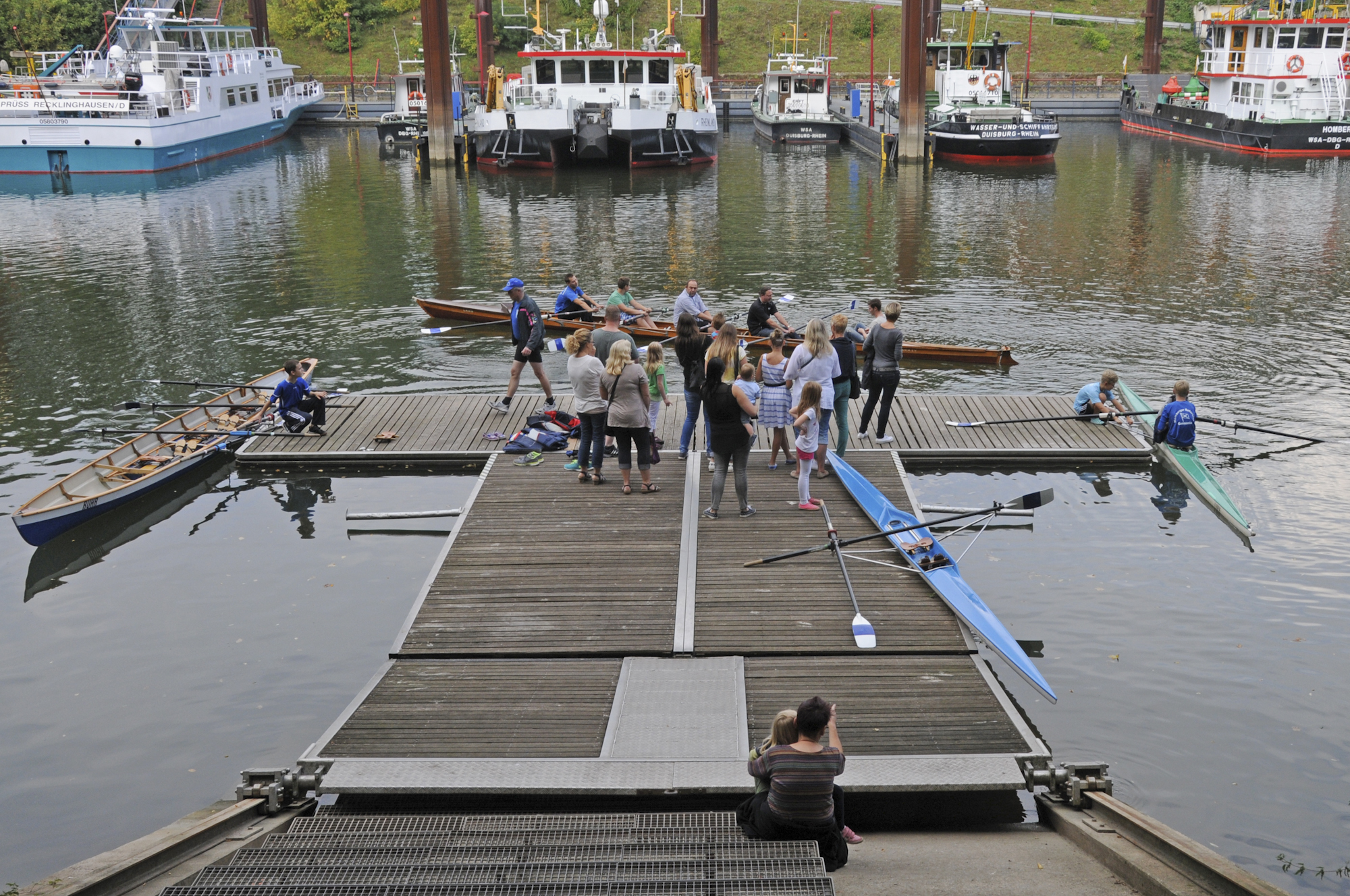 Betrieb am Steg: Wer sich nicht in die schmalen Einer traut, kann auch in einem Dreier oder Vierer gemeinsam mit erfahrenen Ruderern durch den Hafen schippern – dabei bleibt man sicher trocken.