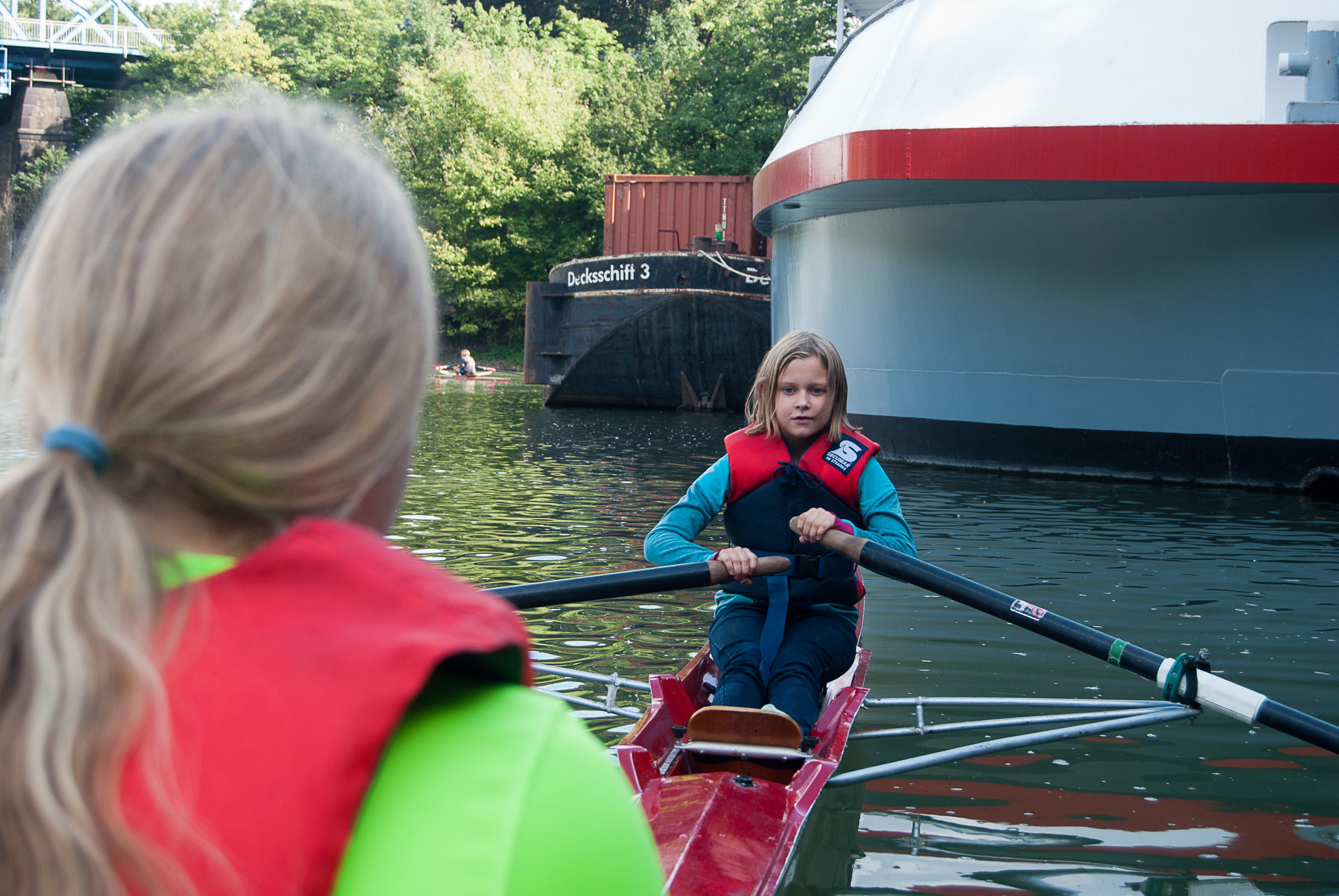 Erste Schritte auf dem Wasser: Im Homberger Stadthafen können Kinder ab 9 Jahren und Erwachsene das rudern ausprobieren – einzige Voraussetzung: Schwimmen muss man können.