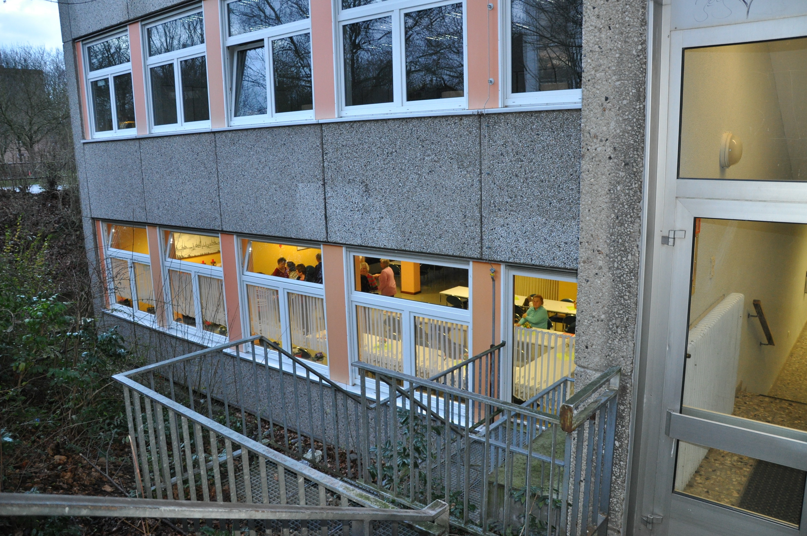 Die AWO-Begegnungsstätte Brackel liegt ein wenig versteckt im Souterrain der Geschwister-Scholl-Gesamtschule, Haferfeldstr. 3-5. Dank neuer Ausschilderung ist der Weg von der Oesterstraße aus aber nun leicht zu finden.
