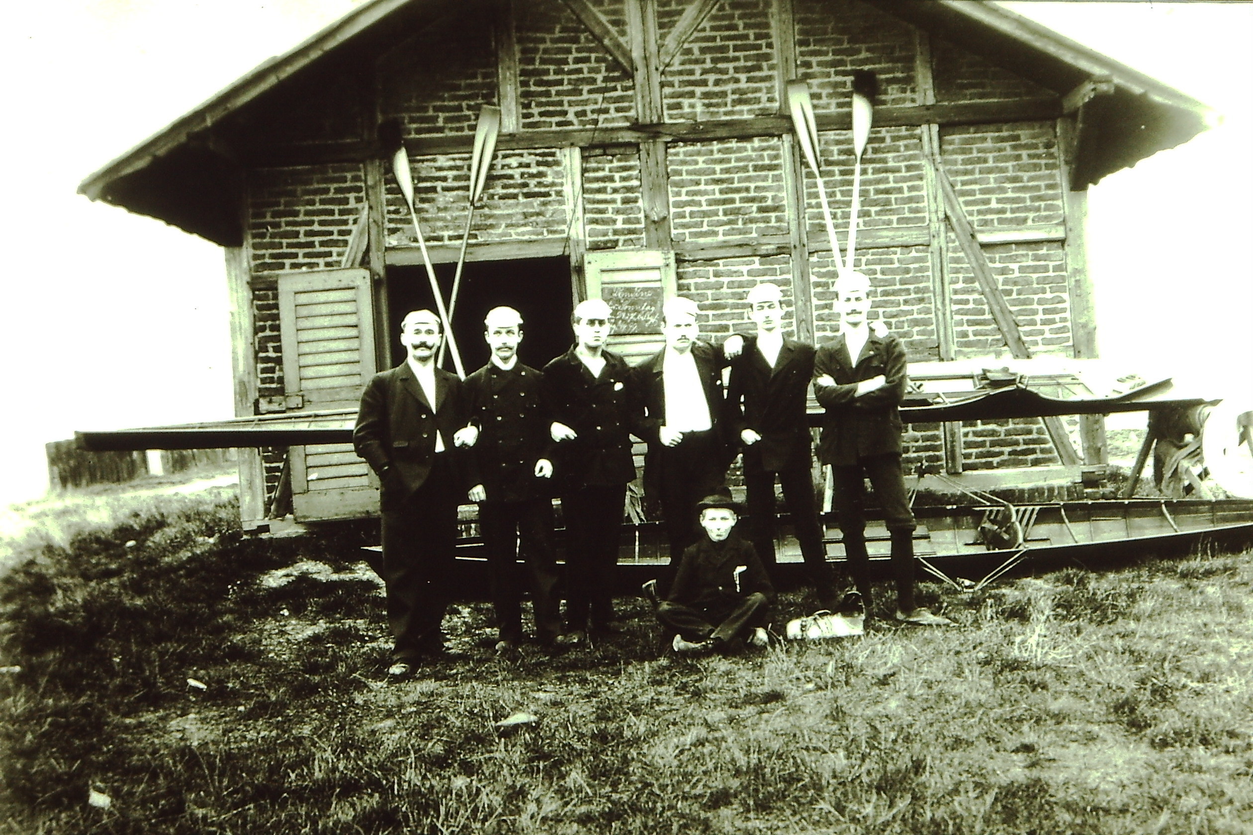 Lange Tradition: Dieses Bild ist um 1900 entstanden und zeigt das alte Bootshaus des Ruderklubs am Homberger Eisenbahnhafen.