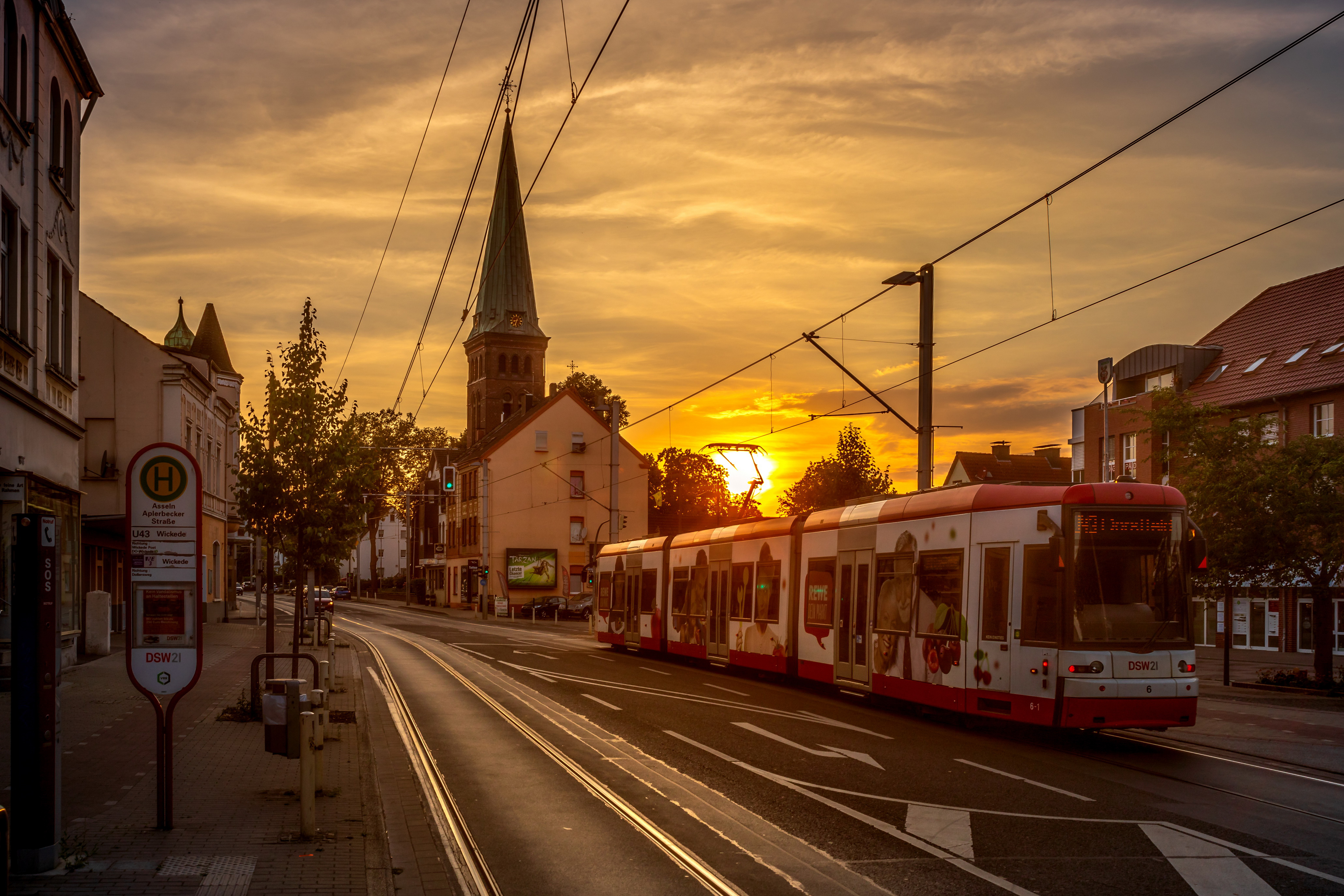 Dieses Bild vom Asselner Hellweg in der Abenddämmerung ist nur einer seiner "Dortmunder Momente", die der gebürtige Brackeler, in Methler lebende Fotograf und BürgerReporter Frank Heldt im Rahmen seiner Foto-Ausstellung vom 2. September bis zum 23. Dezember bei der AWO in Brackel präsentiert.