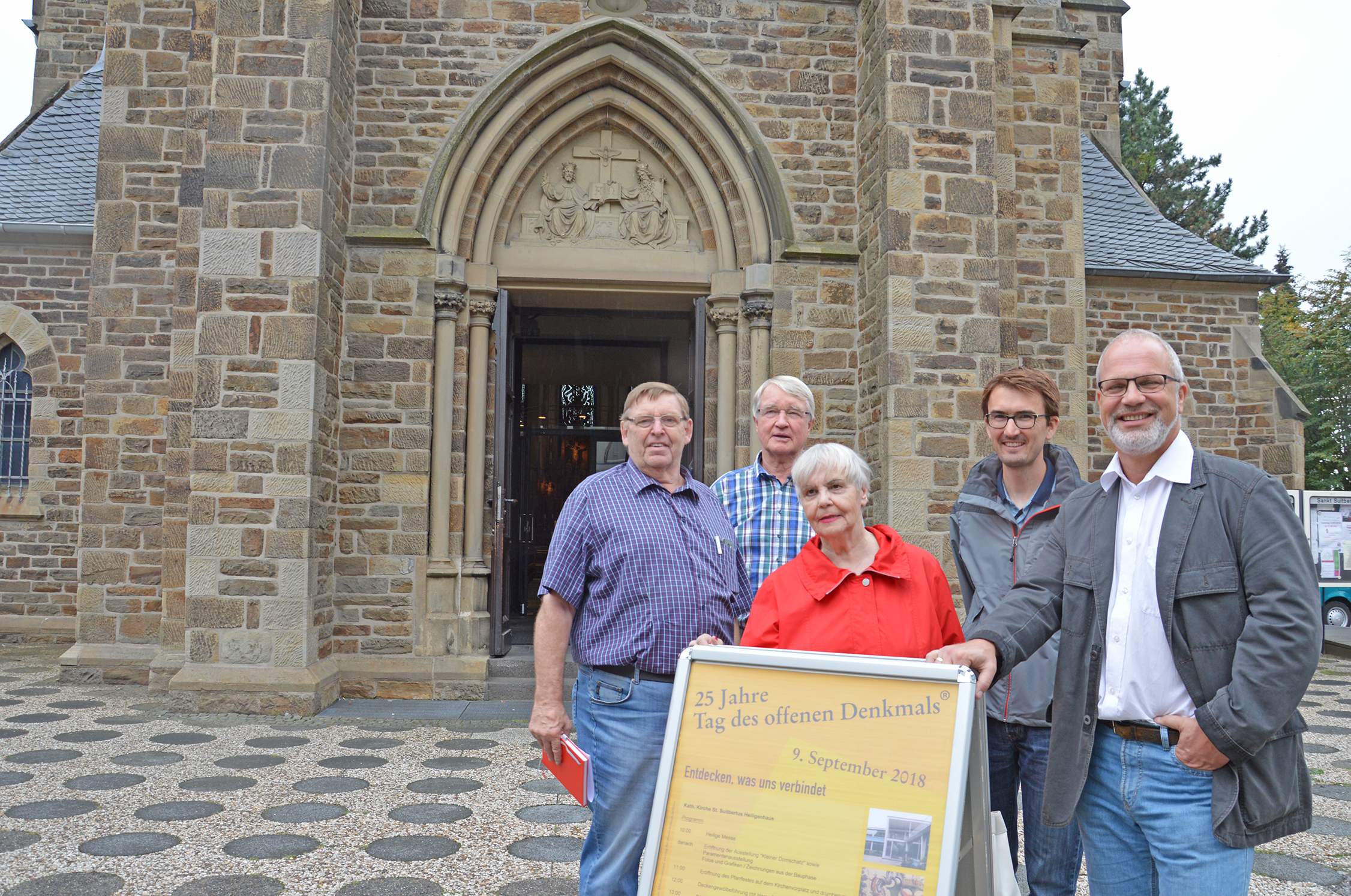 Laden alle Interessierten im Rahmen des bundesweiten "Tag des offenen Denkmals 2018" zur Kirche St. Suitbertus, Hauptstraße 132 in Heiligenhaus, ein: Dieter Jasper (von links), Mitglied des Pfarrgemeinderates, Rolf Hitzbleck vom Förderverein "Unser Dom", Ruth Ortlinghaus, Jörg Schuster, Fachbereich II.2 Bauaufsicht bei der Stadtverwaltung, und Stadtmarketing-Koordinator André G. Saar.