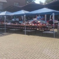 Teilweise findet der Sonderverkauf im Hof statt.