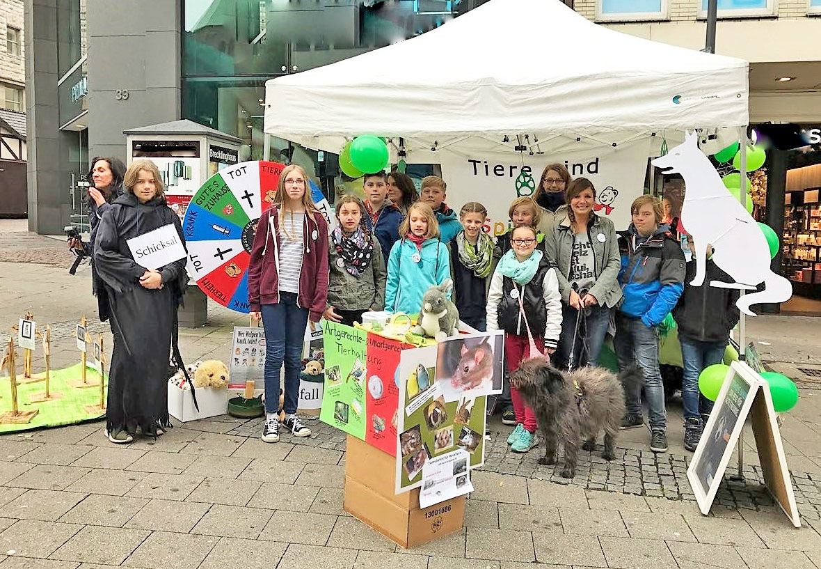 Die jungenTierschützer informieren auch an Infoständen in der Essener Innenstadt zu Tierschutzthemen. Foto: Tierschutzverein Groß-Essen e.V.